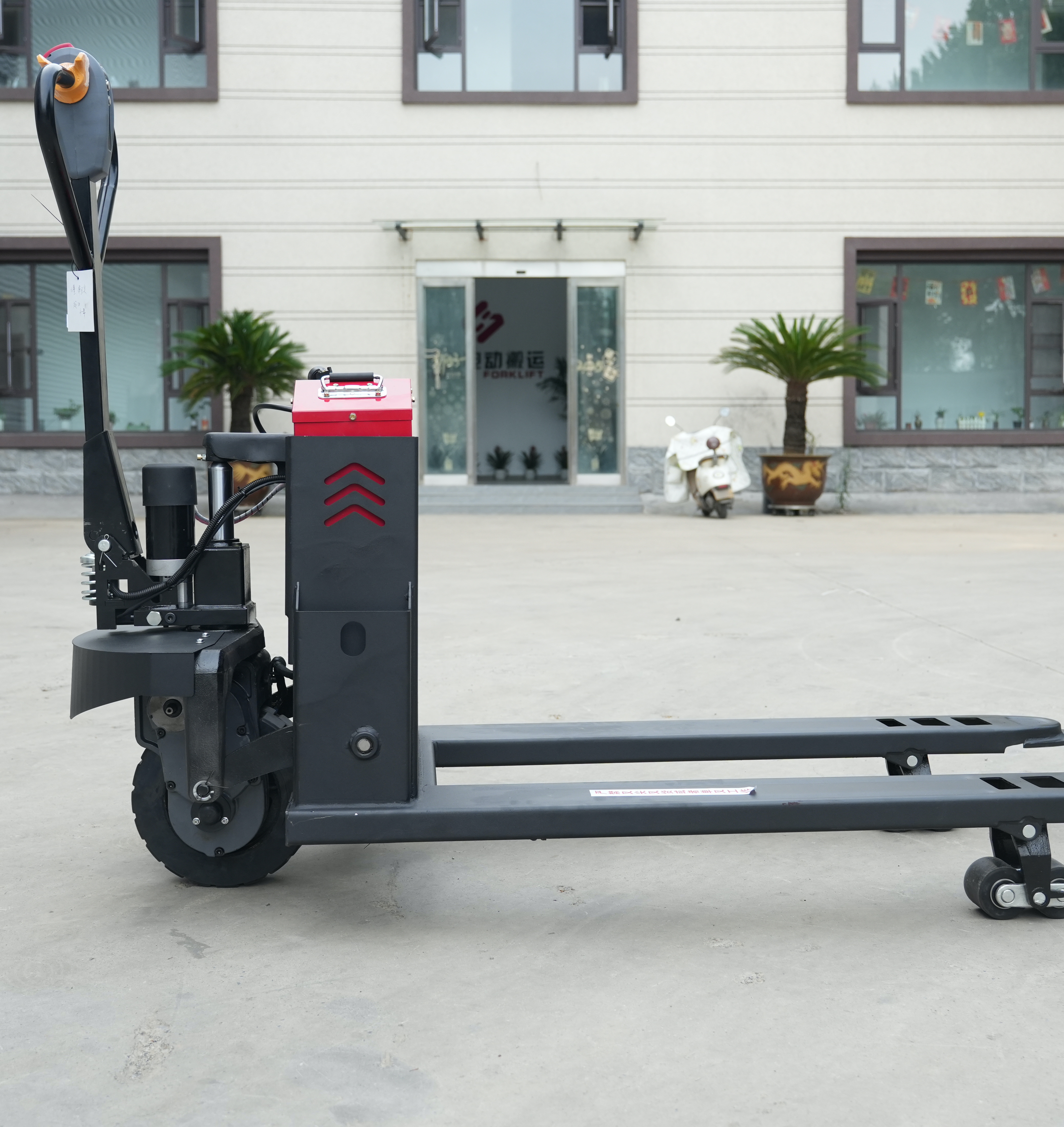 Efficient Compact Electric Pallet Mover for Modern Warehouses