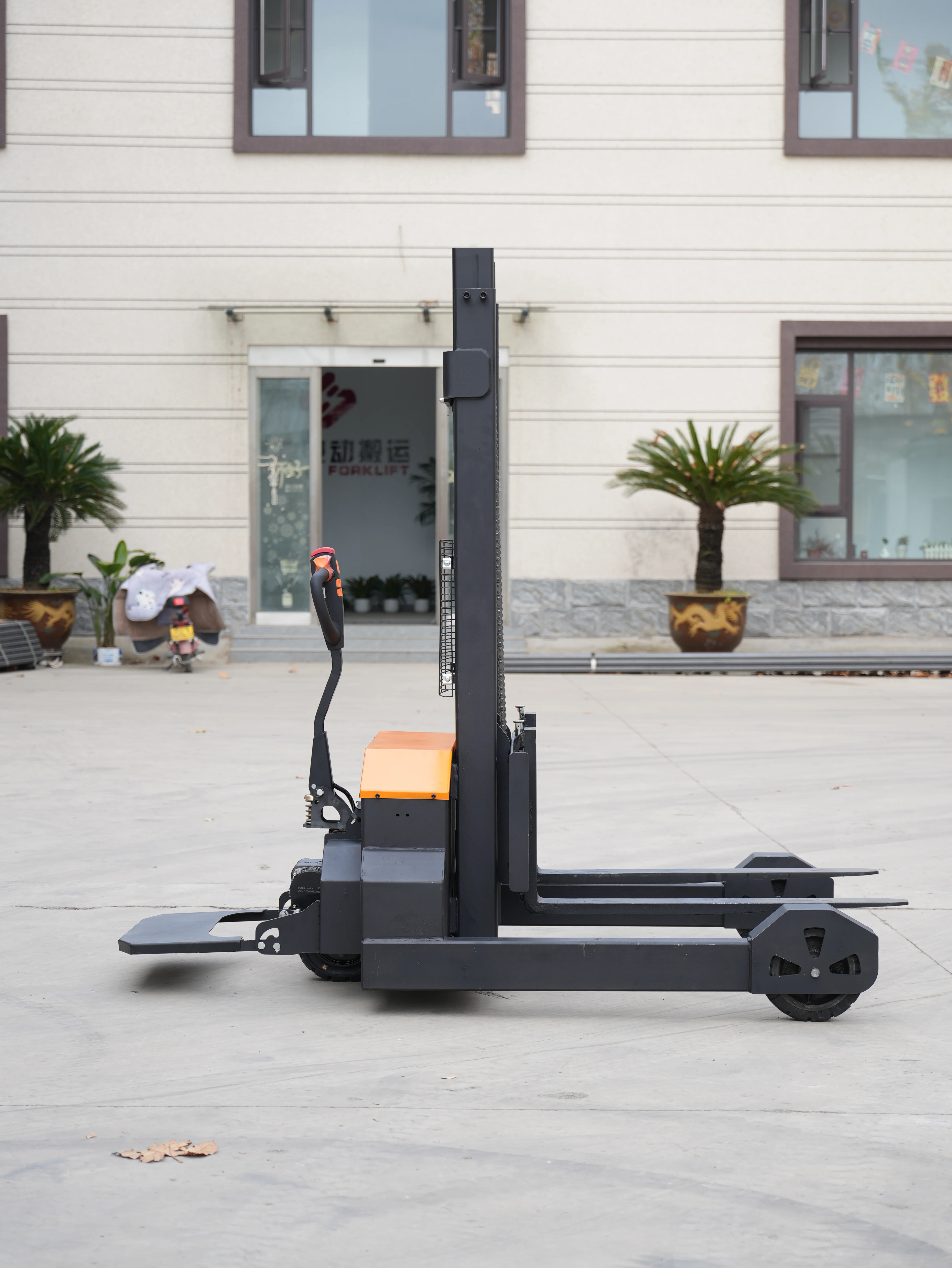 1.5 Ton Outdoor Electric Rough Terrain Stacker