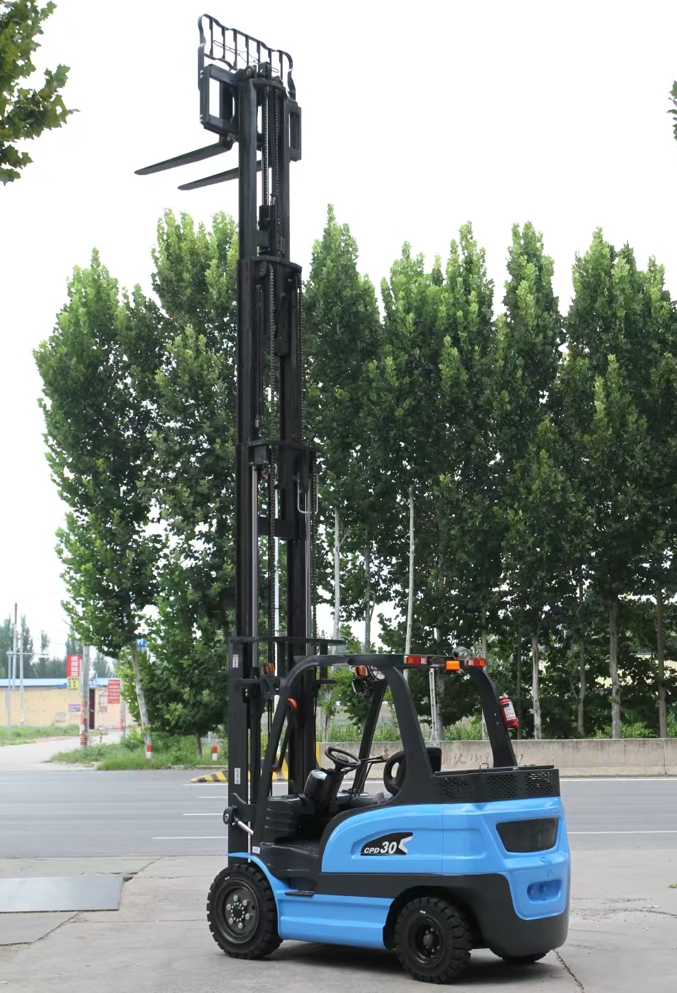 Konkurenčne cene za električne viljuskarje z nosilnostjo 3 tone – možne so pogajanja