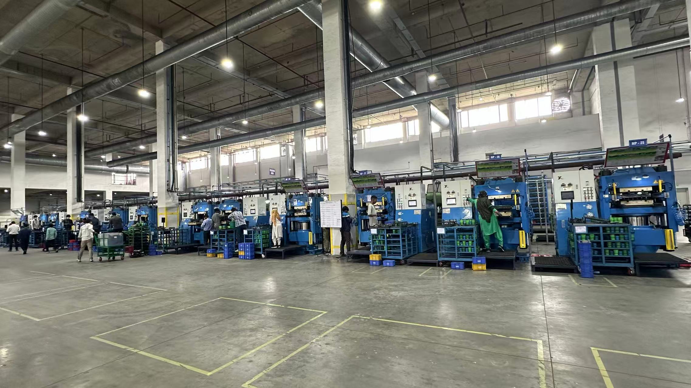 印度客户 400T热压机 现场图 400 Ton Hot Press Machine – Site Photo from Indian Client.jpg