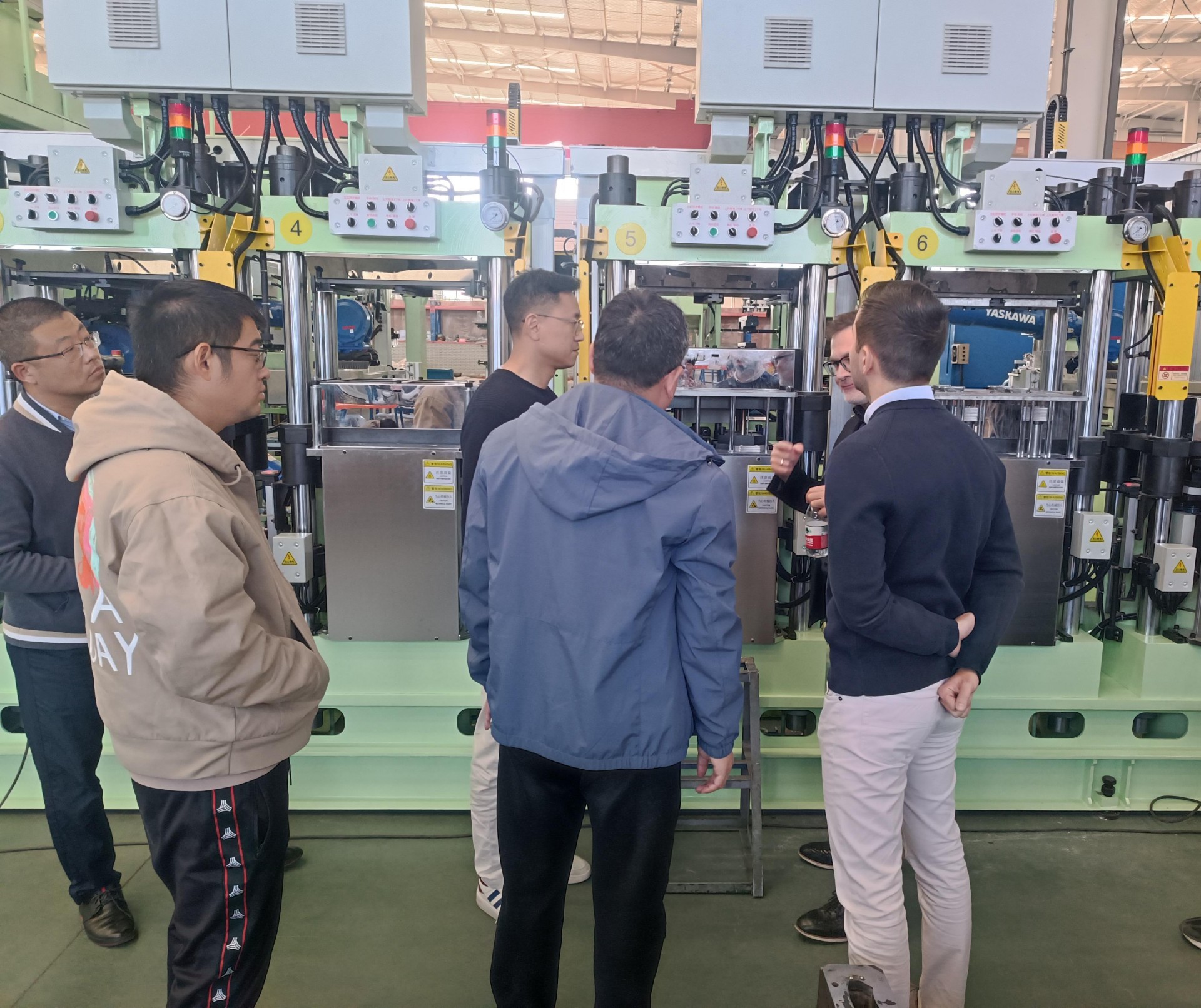 ZF Aftersales Asia Pacific Operations Director Visits YueChuang Hydraulics to Upgrade Cooperation (2).jpg