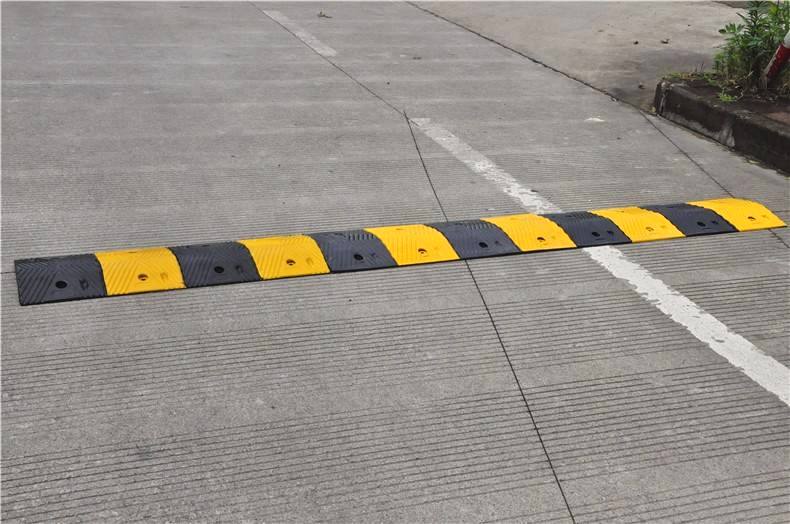 New Durable Rubber Speed Hump 500x350x50mm Black Yellow for Shopping Centers & Residential Roads manufacture