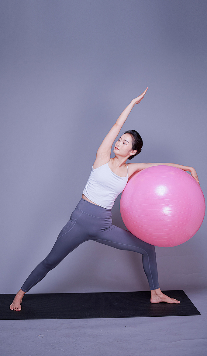 65cm Pilates Yoga Ball Anti-burst Pilates Exercise Gym Back Muscle Relax Ball Pump Premium Black Pvc Yoga Ball With Base factory