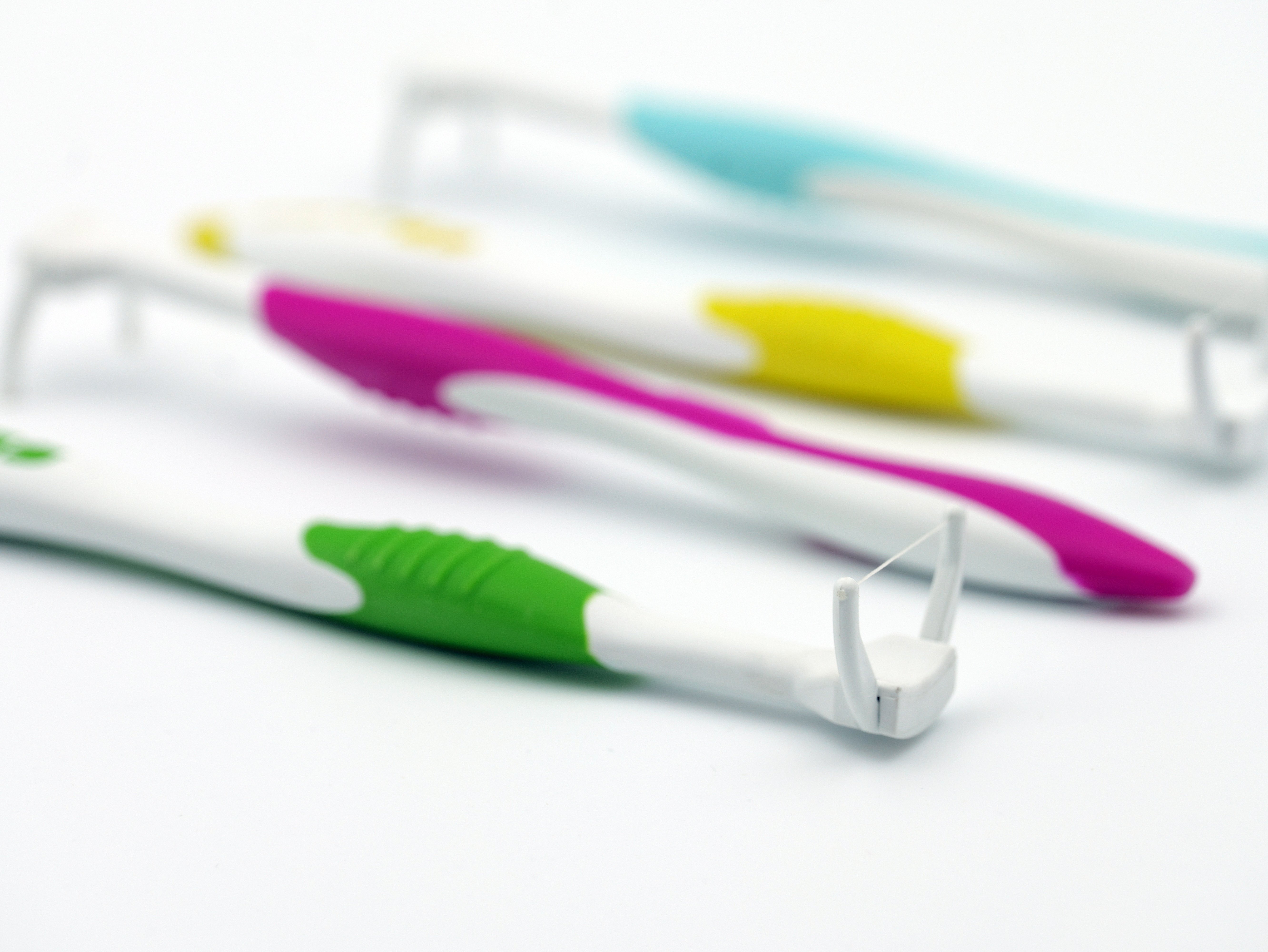 Floss Picks vs Traditional Dental Floss: Full Comparison