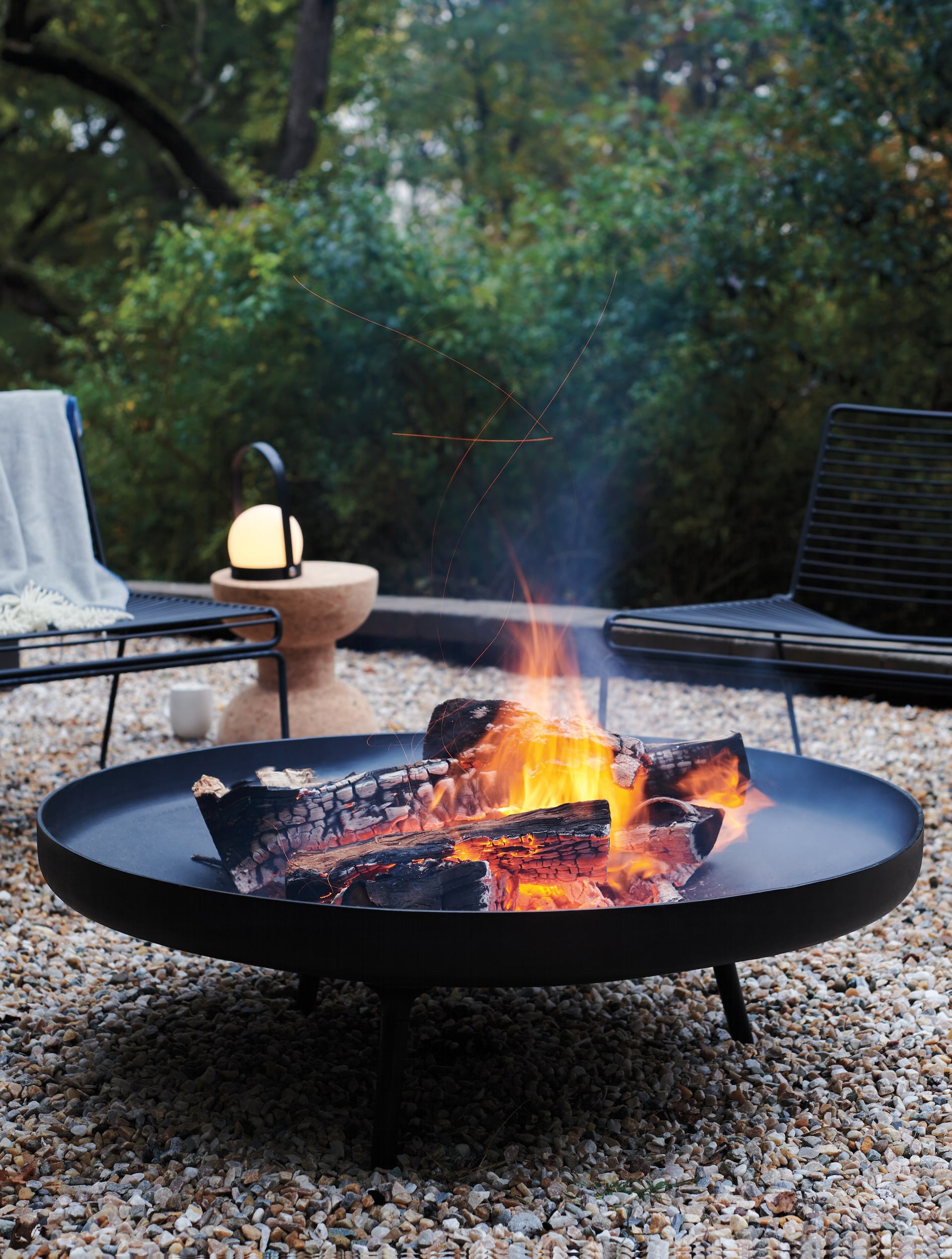 What Makes a Fire Pit Ideal for Entertaining Guests?