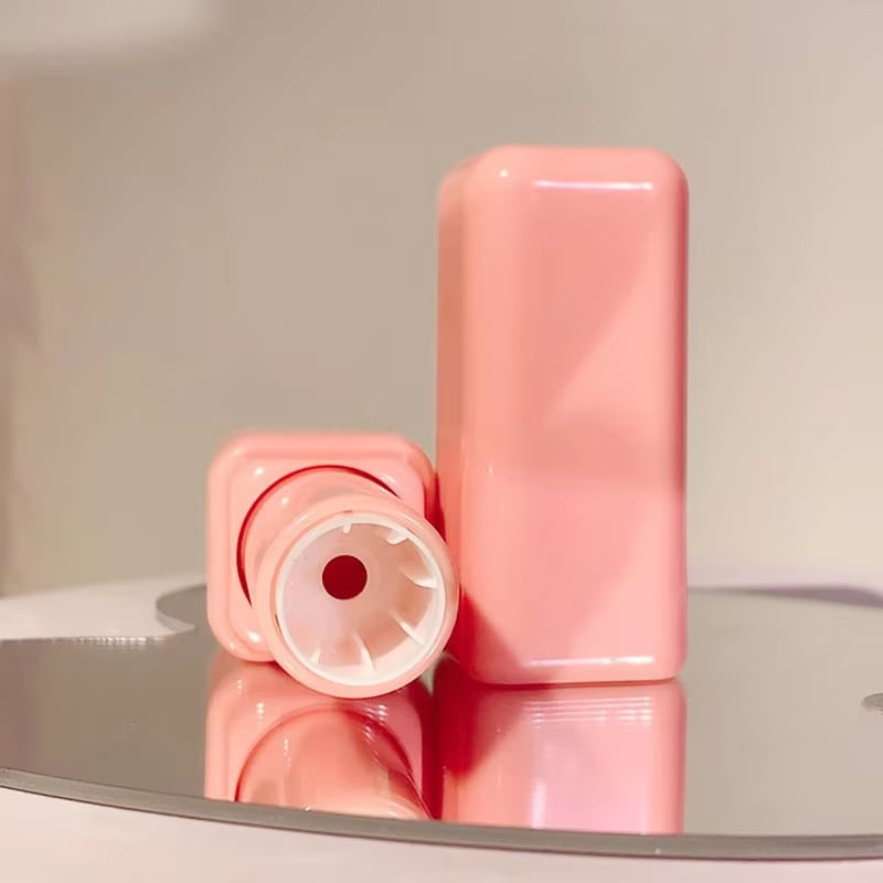 Tube carré rose de 4 g à verrouillage par clic, en PETG, pour baume à lèvres et cosmétiques colorés, contenant vide personnalisé