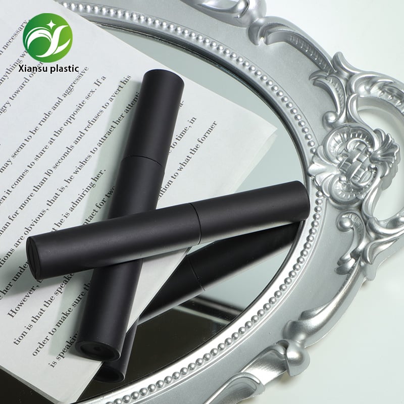 Tube à mascara classique mat noir de 5 ml en PET, contenant vide personnalisé pour sérum de croissance des cils et emballage cosmétique, vente en gros