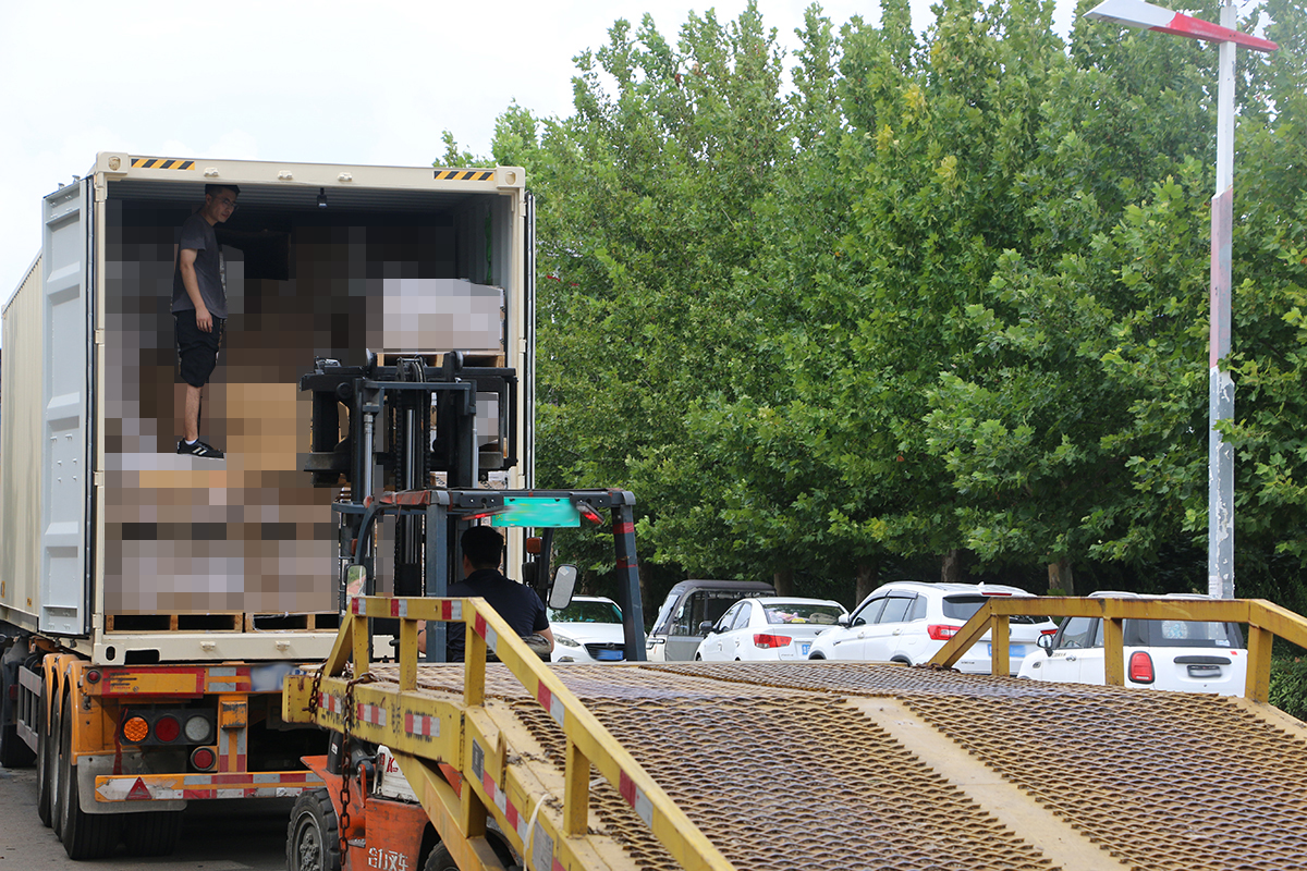 Ships full container of Inflatable Floating Docks (2).JPG