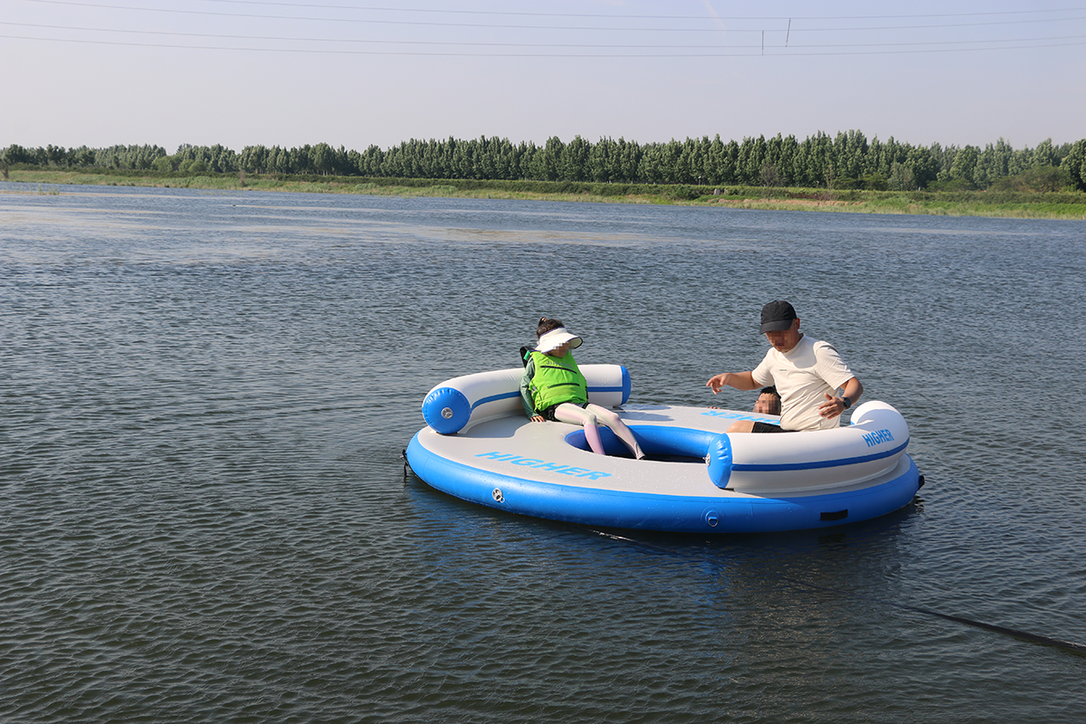 How to use inflatable floating water pad for relaxing (5).png