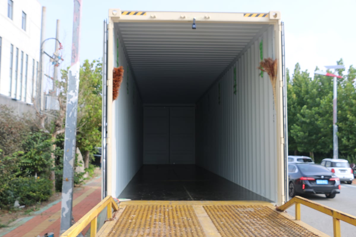 Ships full container of Inflatable Floating Docks (3).JPG