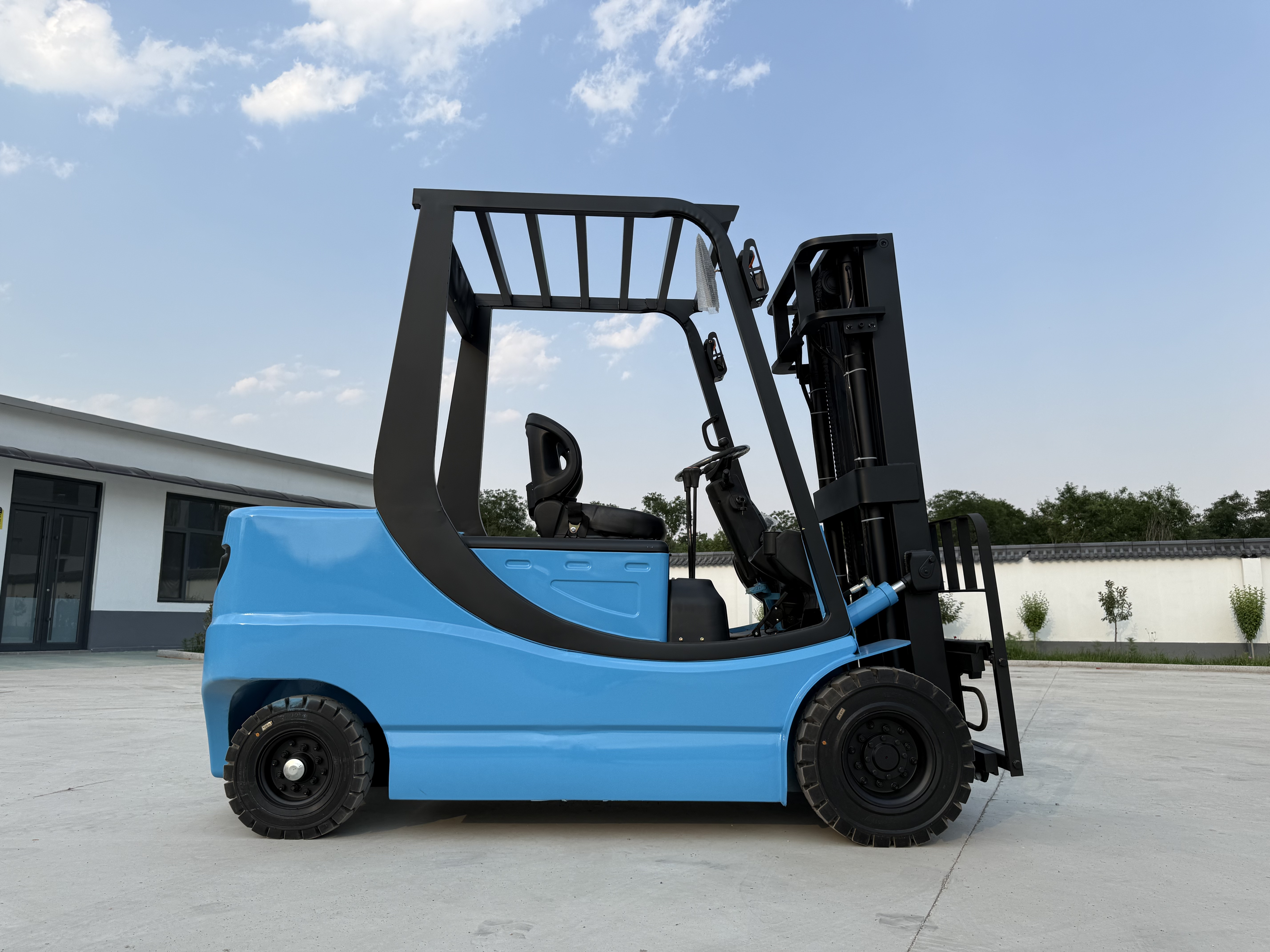 Fast Charging and High Energy Efficiency