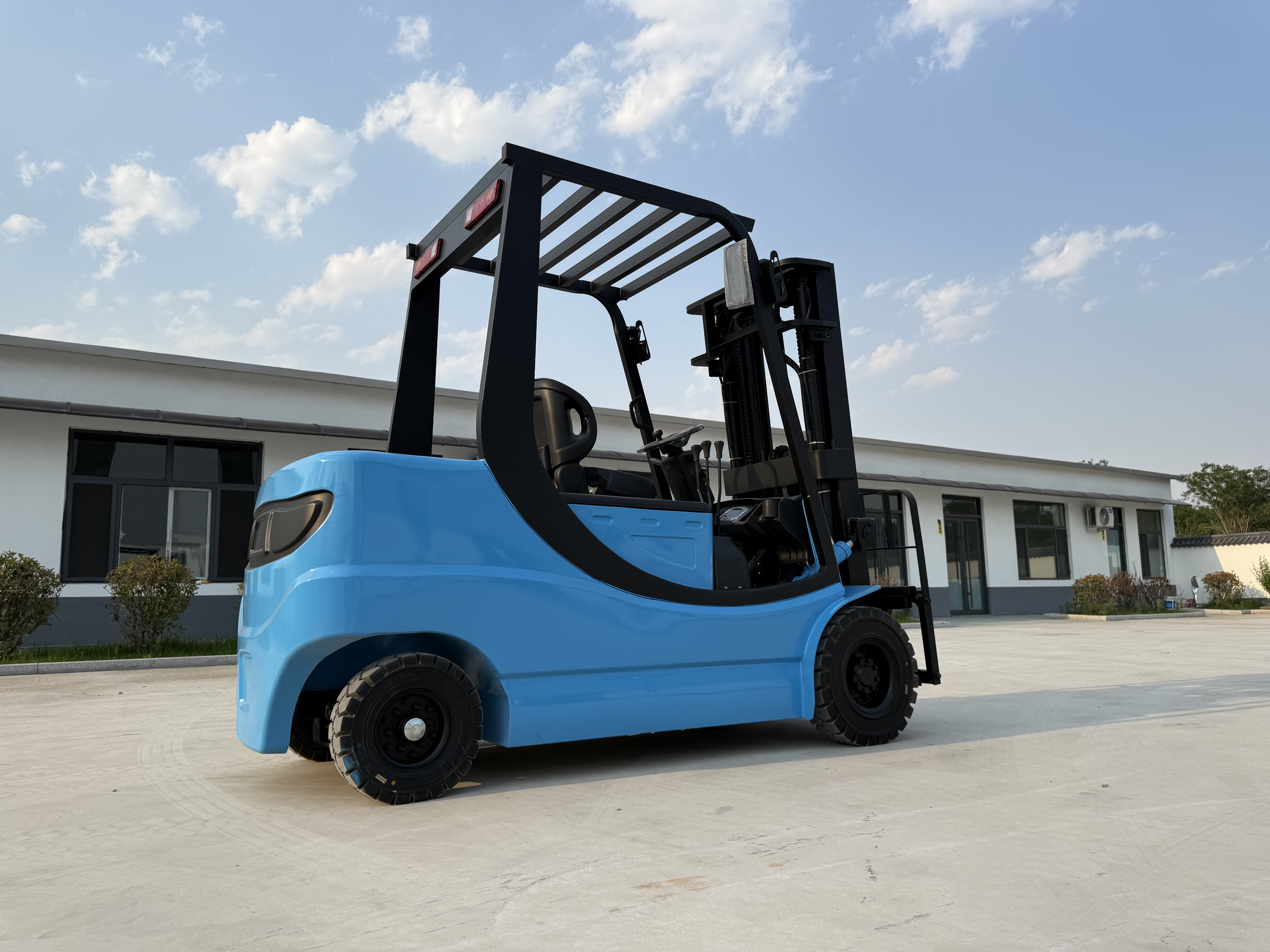 Advanced Li-Ion Forklifts for Efficient and Eco-Friendly Material Handling