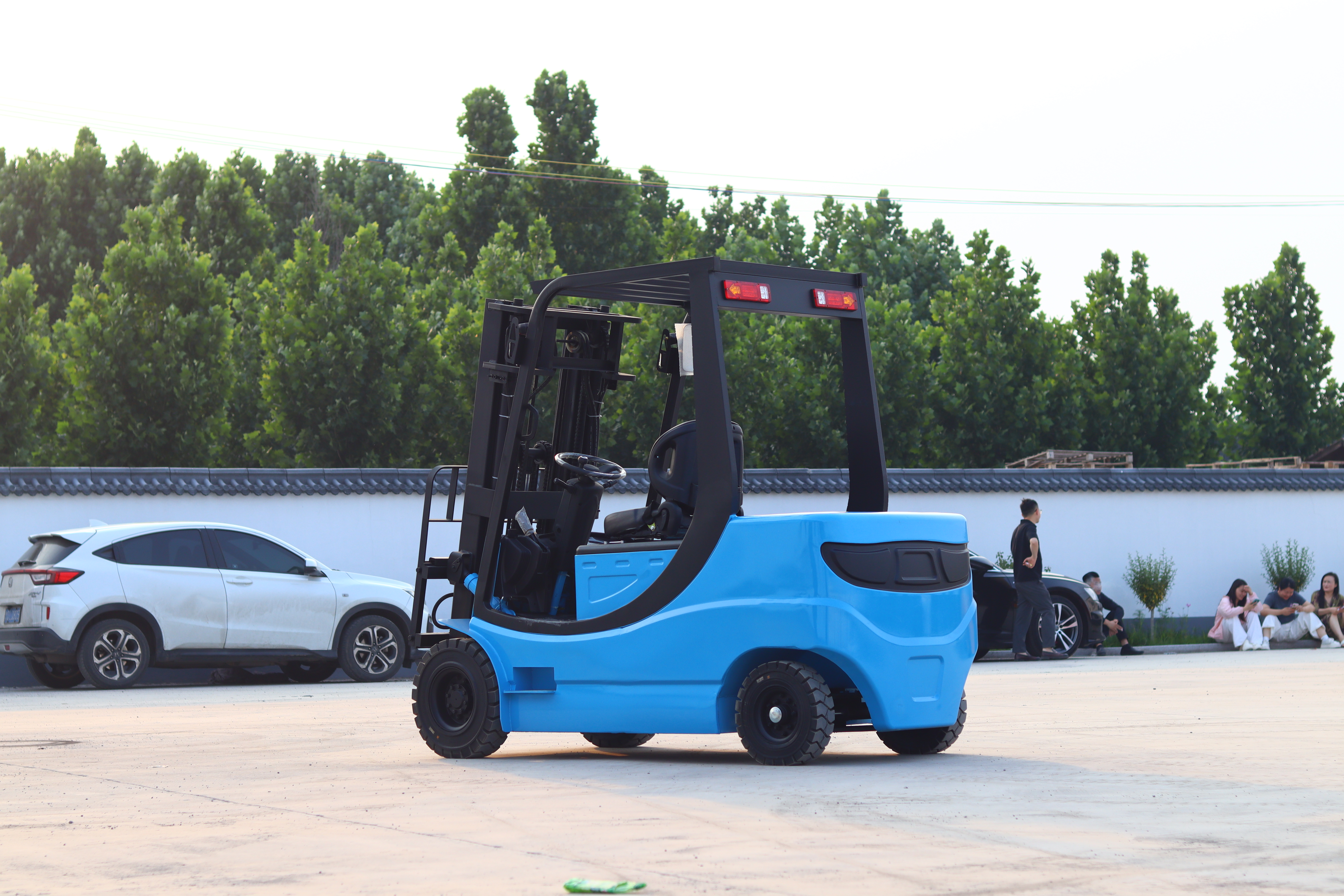 Cutting-Edge Battery Technology and Fast-Charging Capability