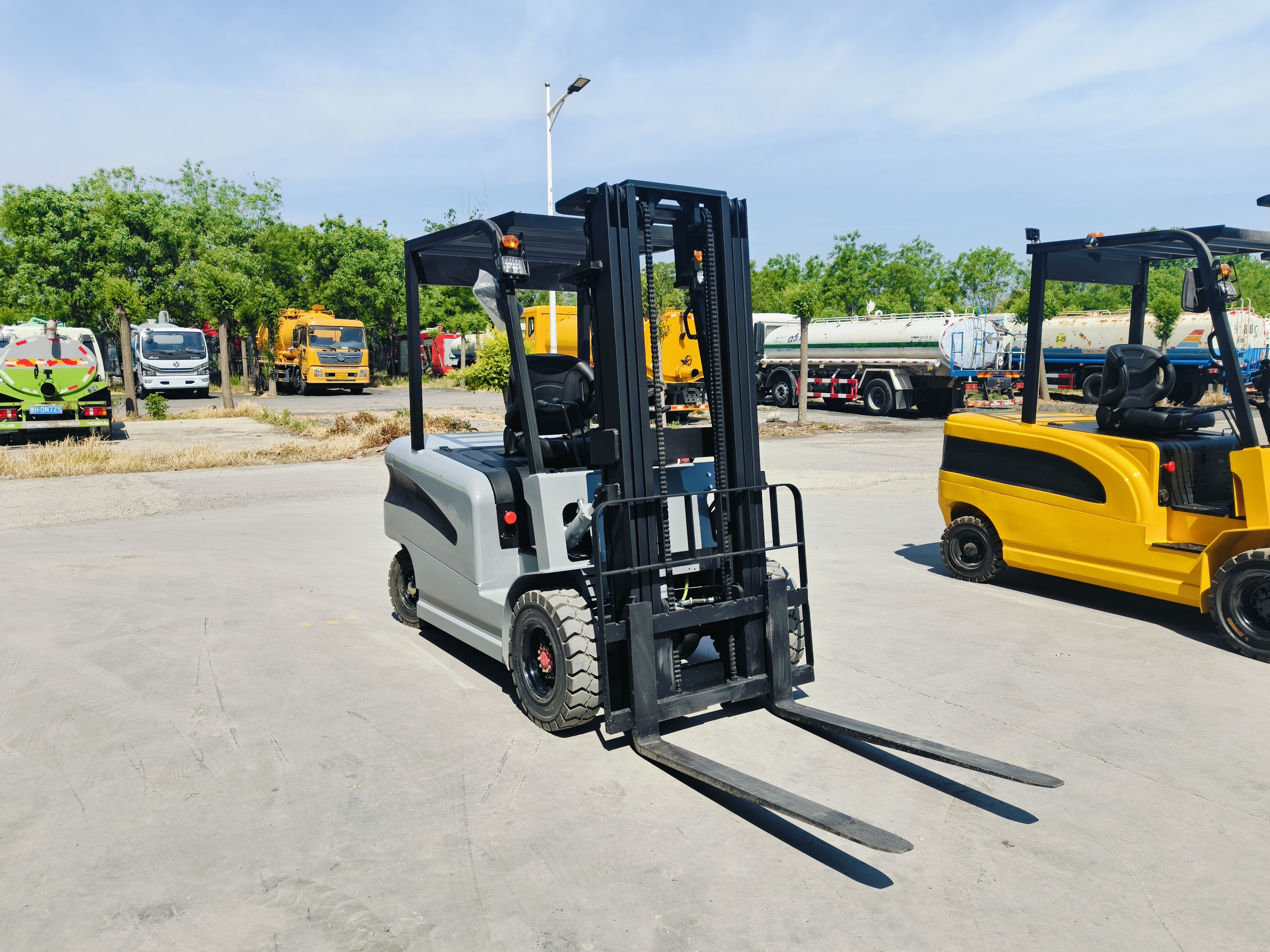 Electric Walkie Stacker Forklift: Efficient Material Handling Solution
