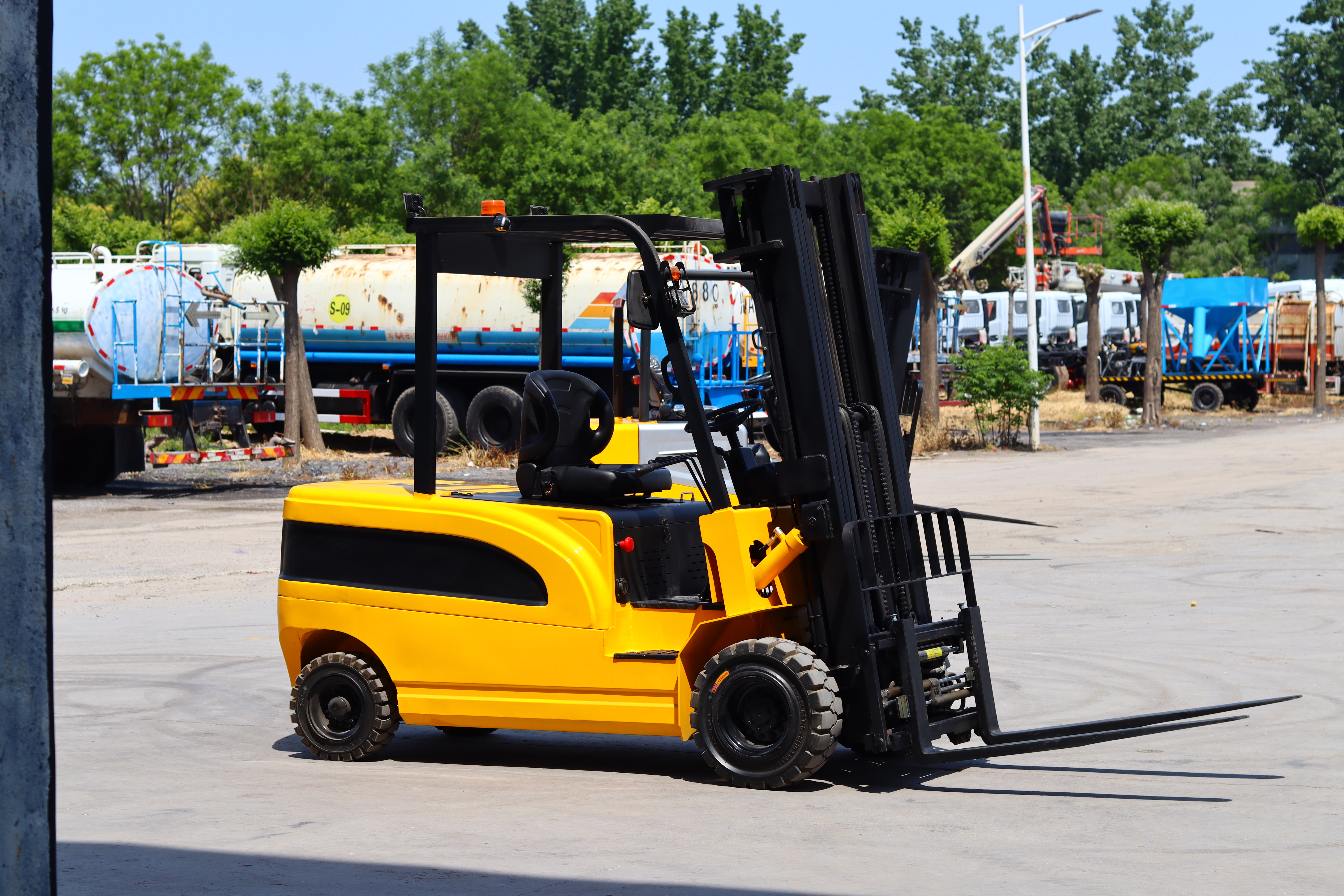 New Electric Forklift – Advanced Eco-Friendly Material Handling Solutions