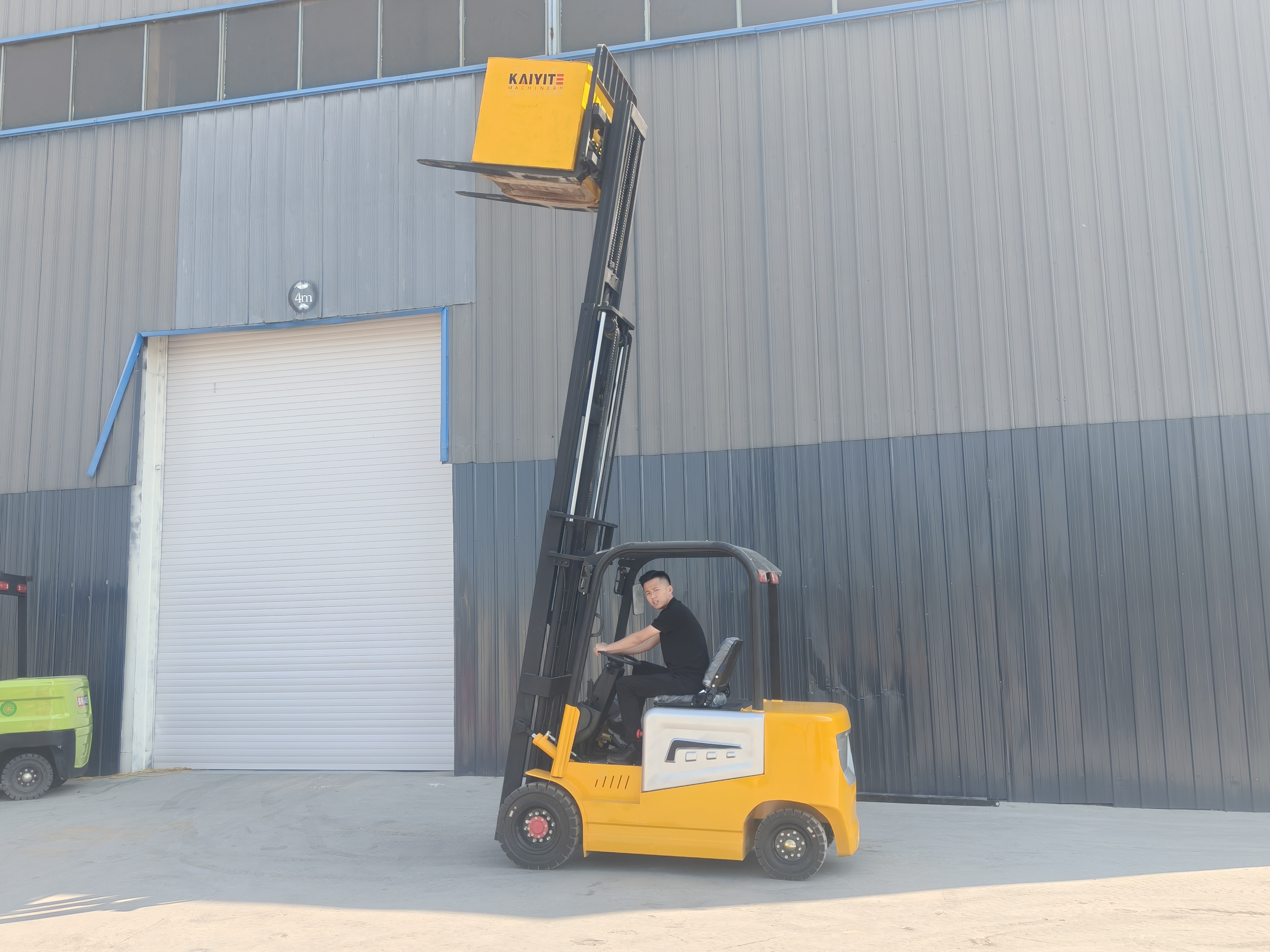 Compact Electric Forklift for Efficient Warehouse Operations