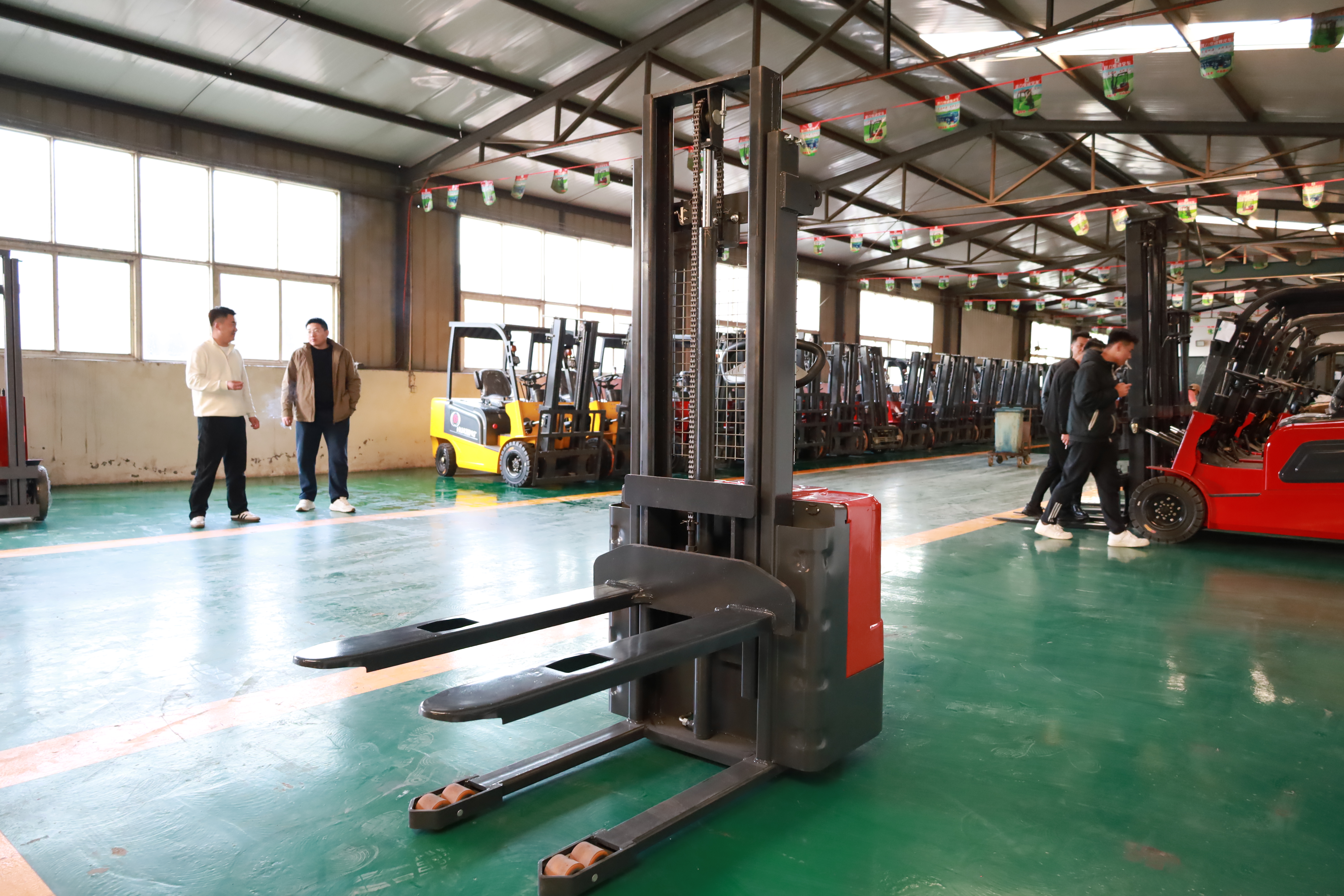 Fully Powered Stackers for Efficient Material Handling