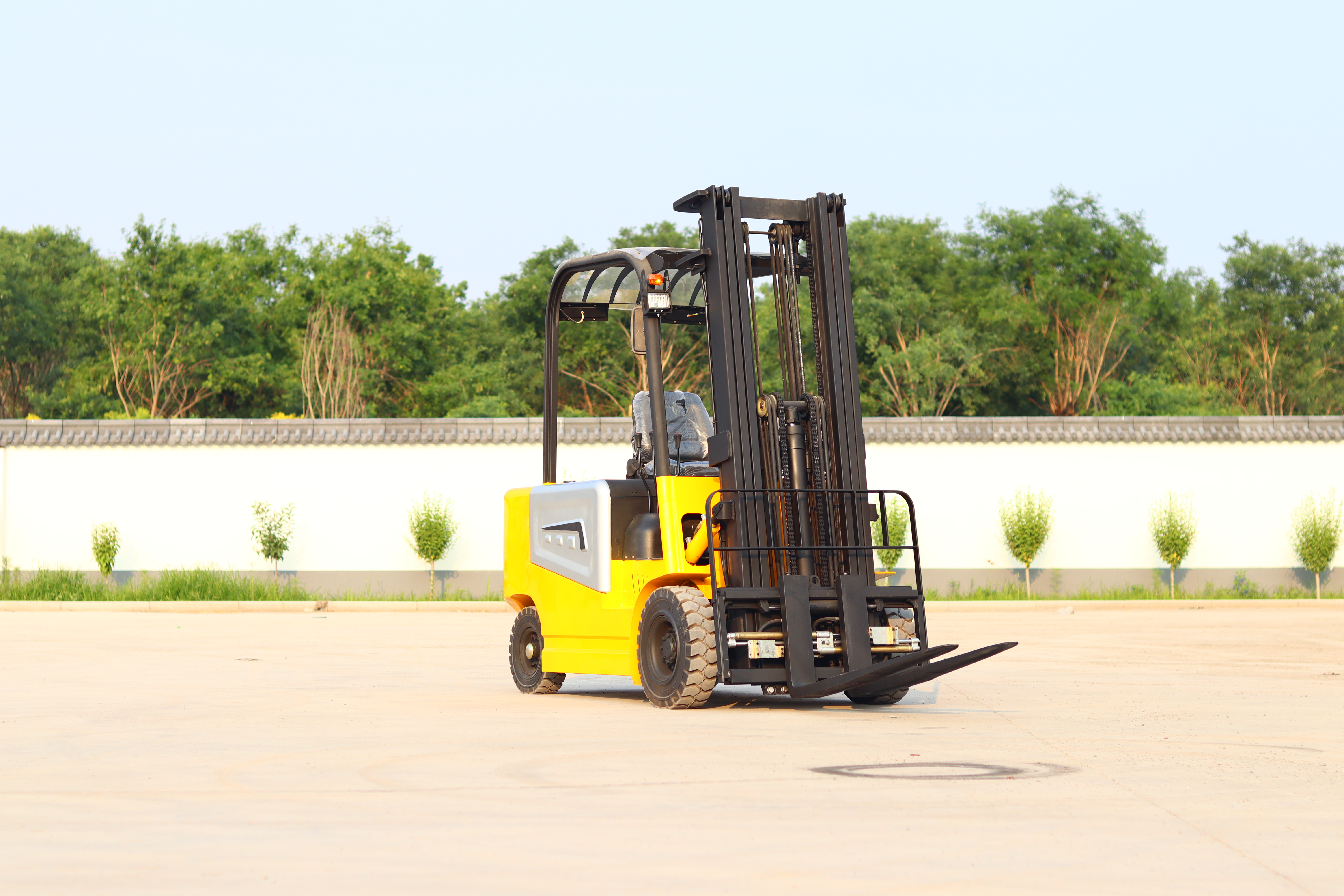 High-Performance Outdoor Electric Forklift for Heavy-Duty Applications