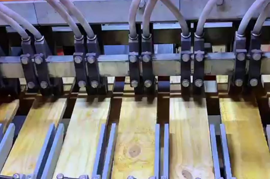 Stringer pallet hydraulic nailing line with automatic board feeding system (6).jpg