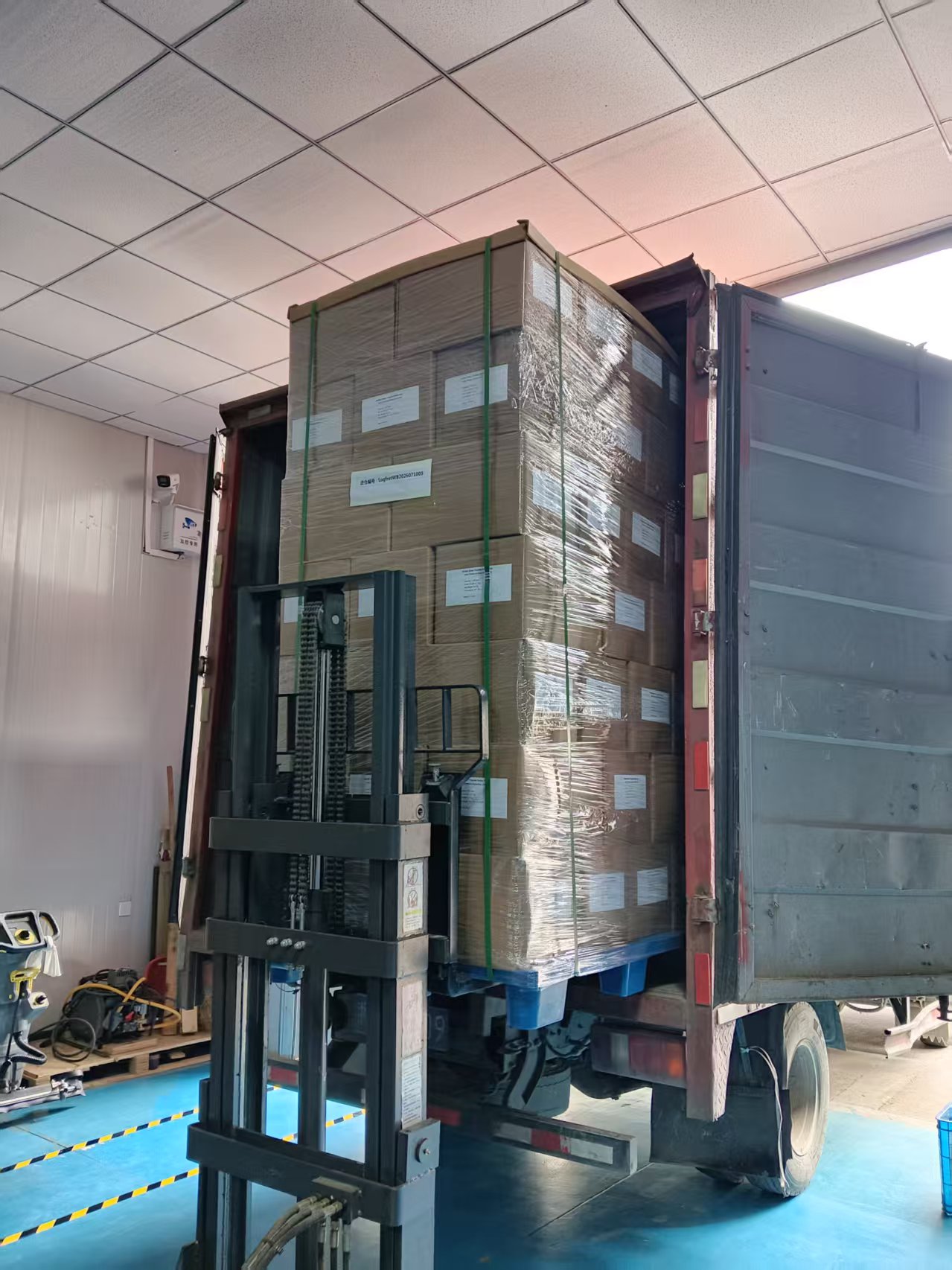 uniseel-precision-metal-closures-shipment-loading-eu-pharma-standards.jpg