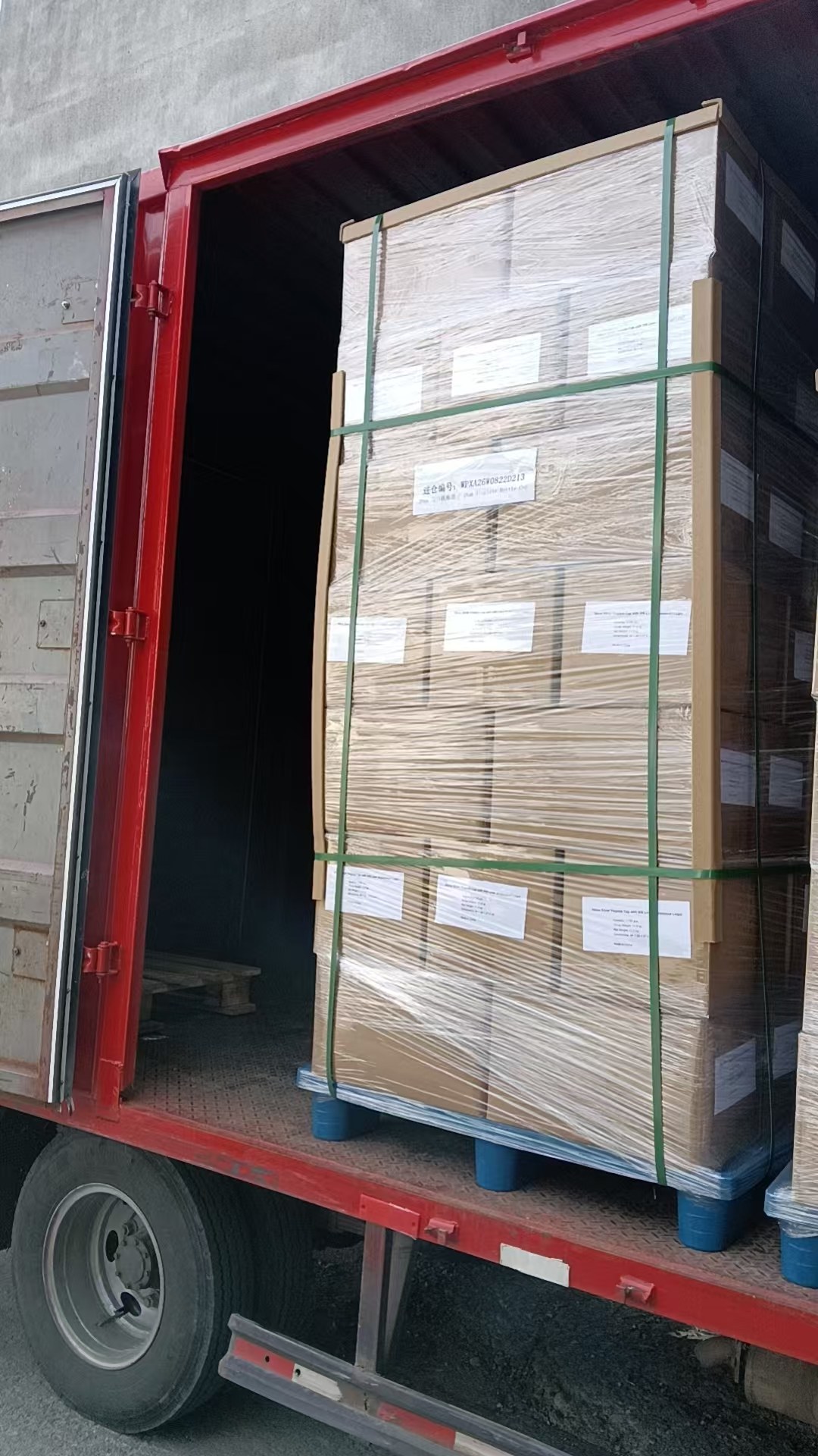 uniseel-intercontinental-transportation-pallet-loading-logistics.jpg