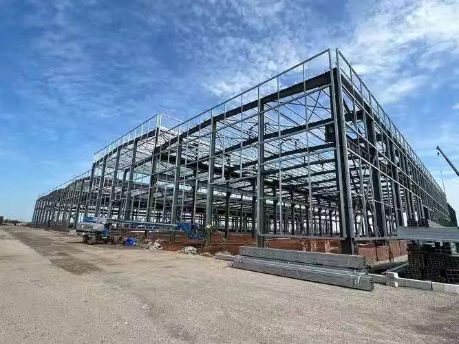 Hvordan stålkonstruktioner sammenlignes med betonkonstruktioner i store projekter?