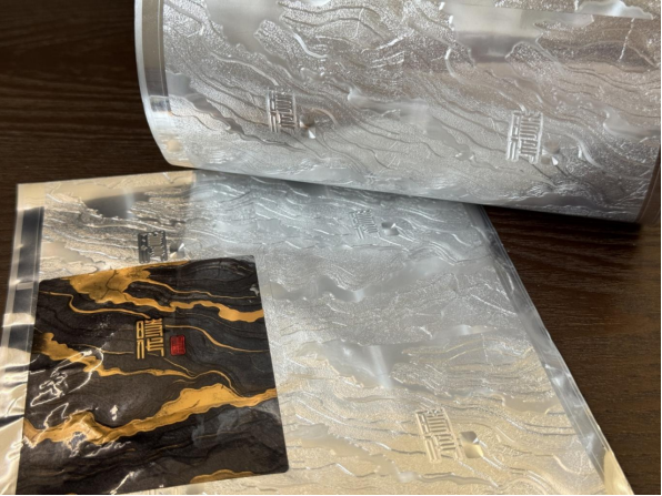What is the difference between holographic paper and metallic paper?