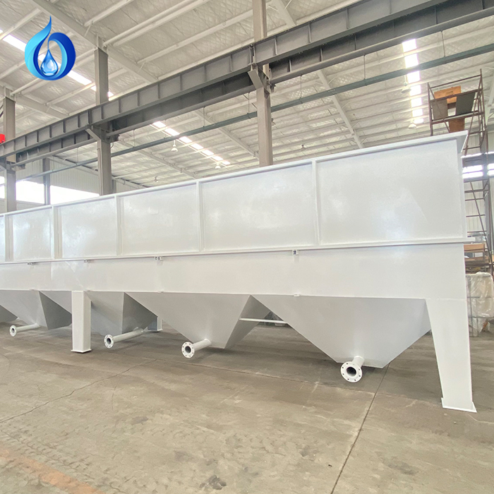 What cleaning method stops plate scaling in a lamella clarifier for mine water?