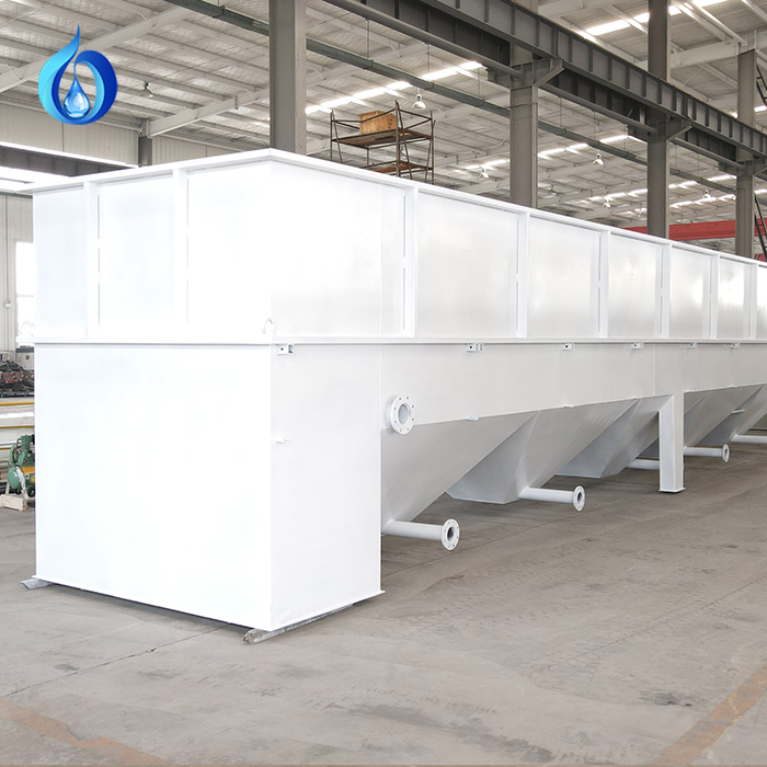 How does a lamella clarifier improve settling efficiency in less space?