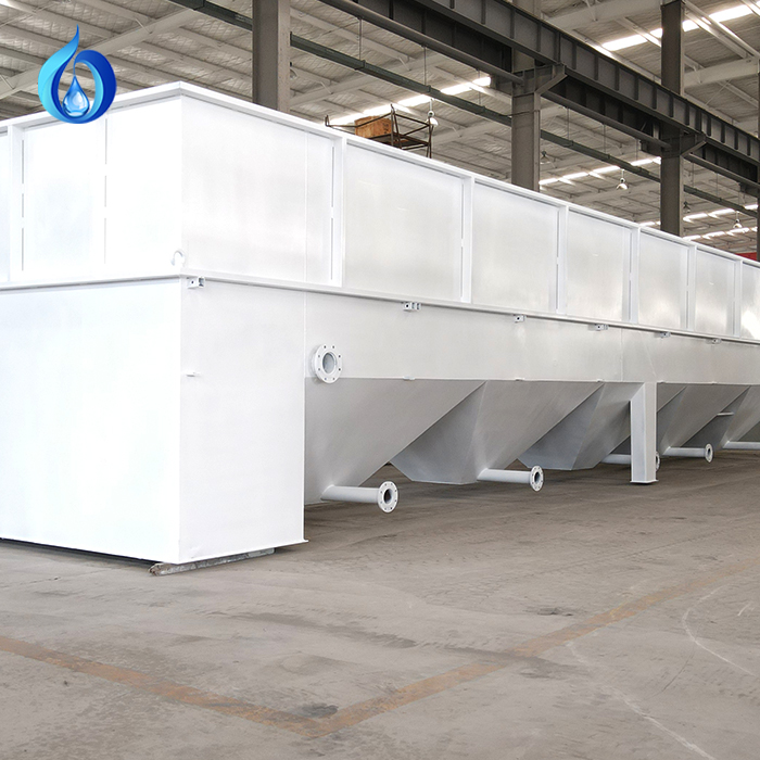 How do plate packs inside a lamella clarifier affect performance and maintenance needs?
