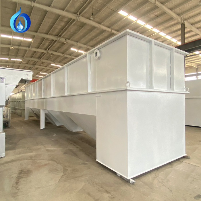 How does a lamella clarifier settle solids fast within a very tight footprint?