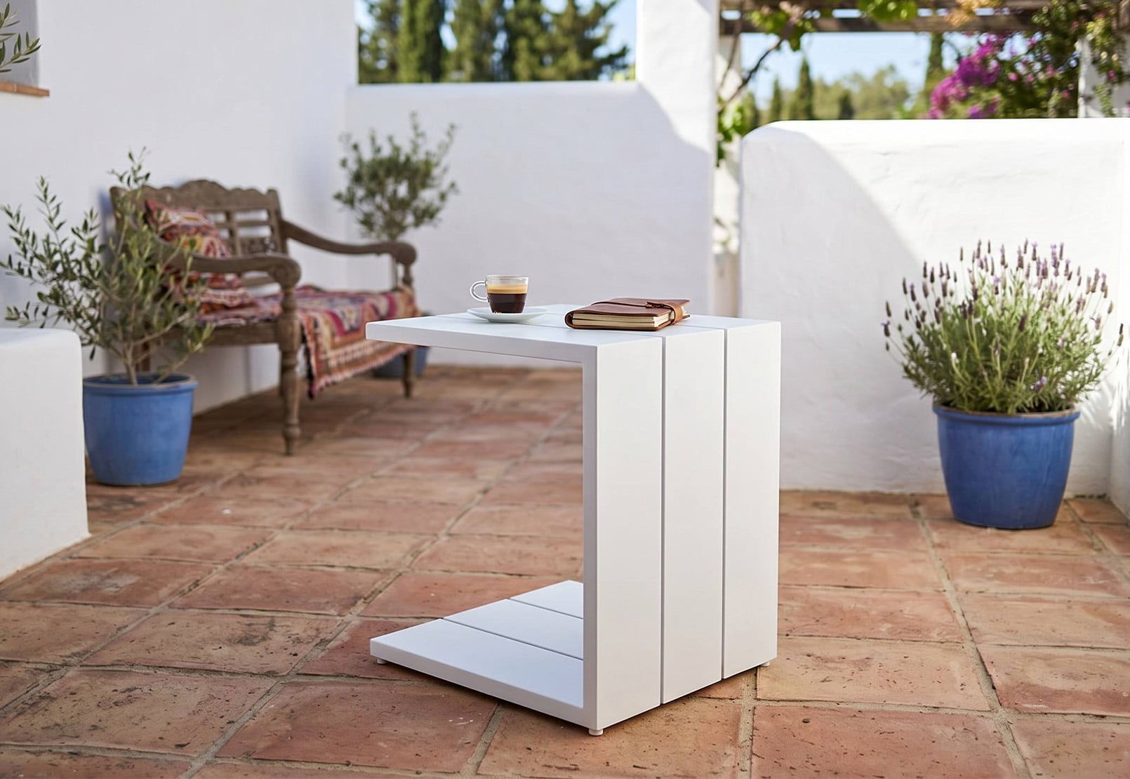 Modern Full Aluminum Integrated C-Shaped Wood-Grain Side Table with Heat Transfer Technology & 140mm Extra-Wide Slats – All-Weather Patio Sofa Companion & Natural-Style Space-Saving Coffee Table