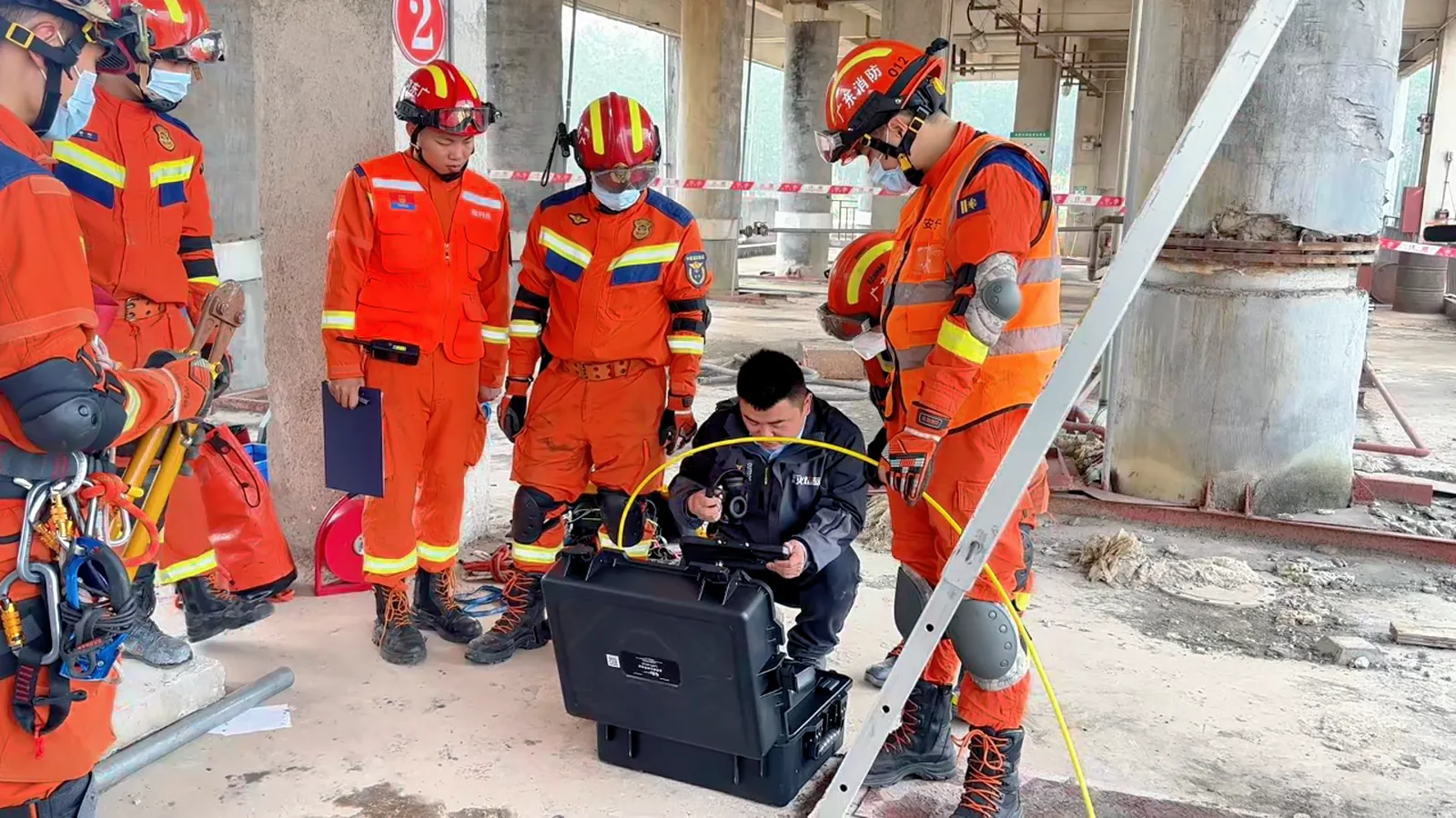 Firefighters using LSJ CAMB-V500 life detector during an earthquake collapse rescue drill