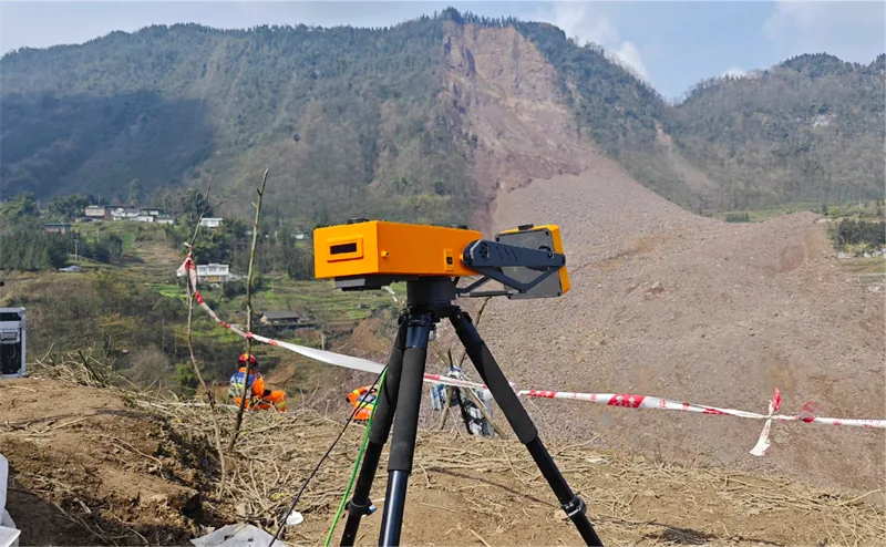 LSJ HXSAR-5KS slope stability radar on a tripod overlooking a monitored landslide scar