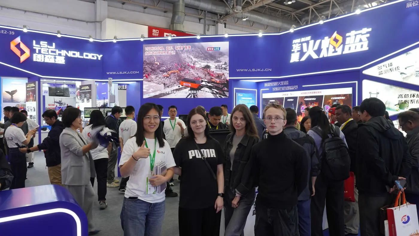 IMG-07 | Busy LSJ Booth Crowd Crowd of visitors at the LSJ Technology booth E2-39 during the closing days of the China International Fire Exhibition