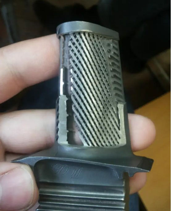 Come vengono prodotte le pale del rotore della turbina ad alta pressione dei motori aeronautici?