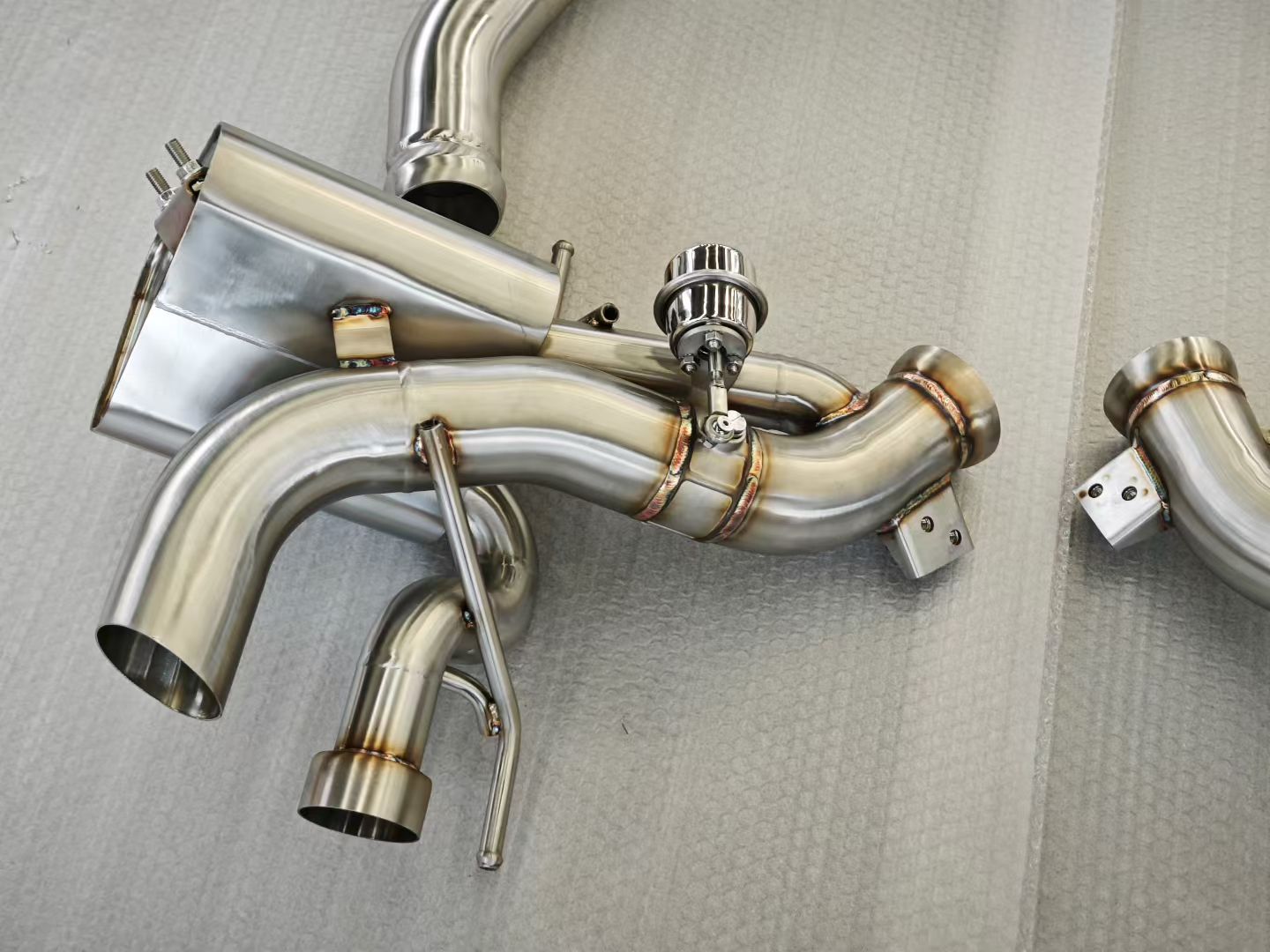Downpipe complete kits match well with original vehicle mounting reserved holes.