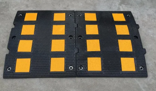 Heavy Duty Industrial Rubber Speed Hump with Reflective Safety Yellow Blocks-50SB17