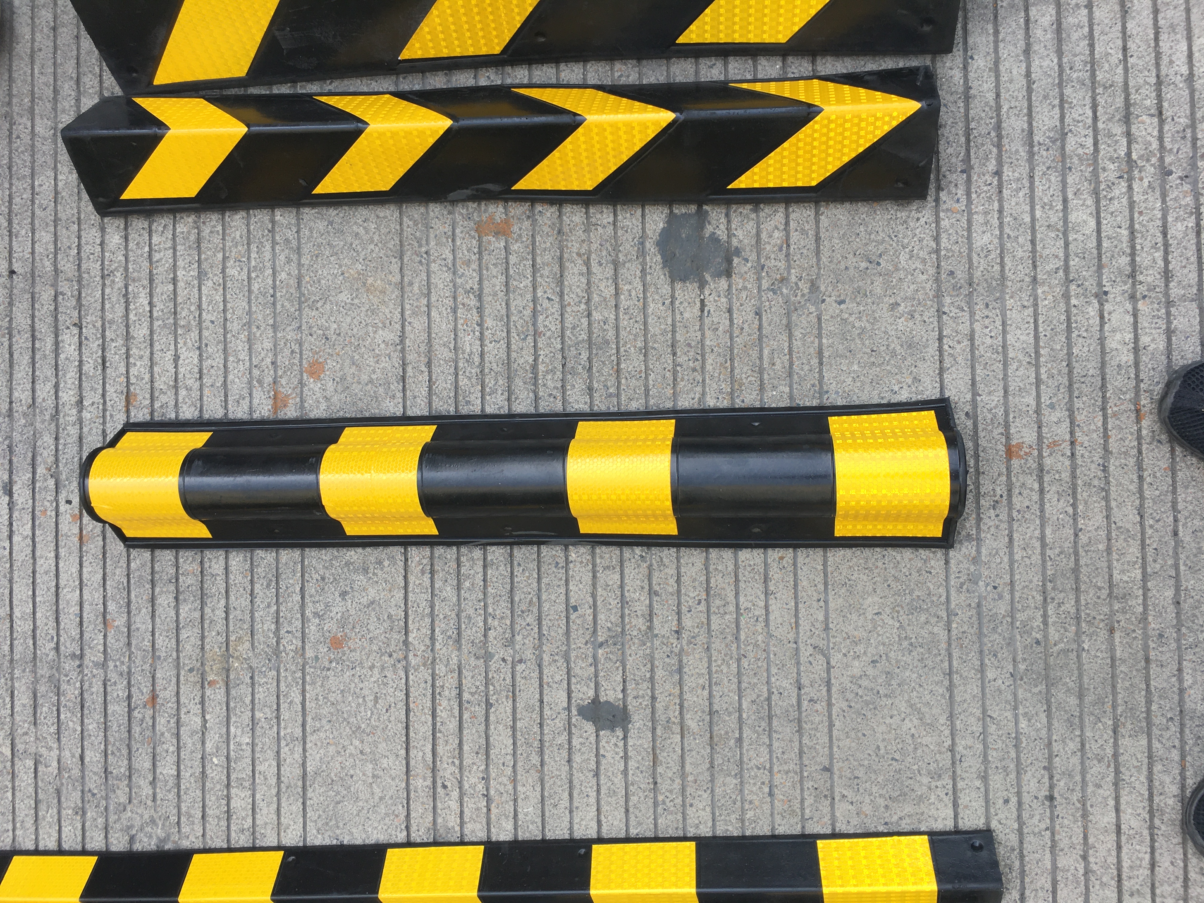 Protecteurs de câbles en vrac provenant de l'usine : largeur de canal personnalisée, couleurs et capacité de charge