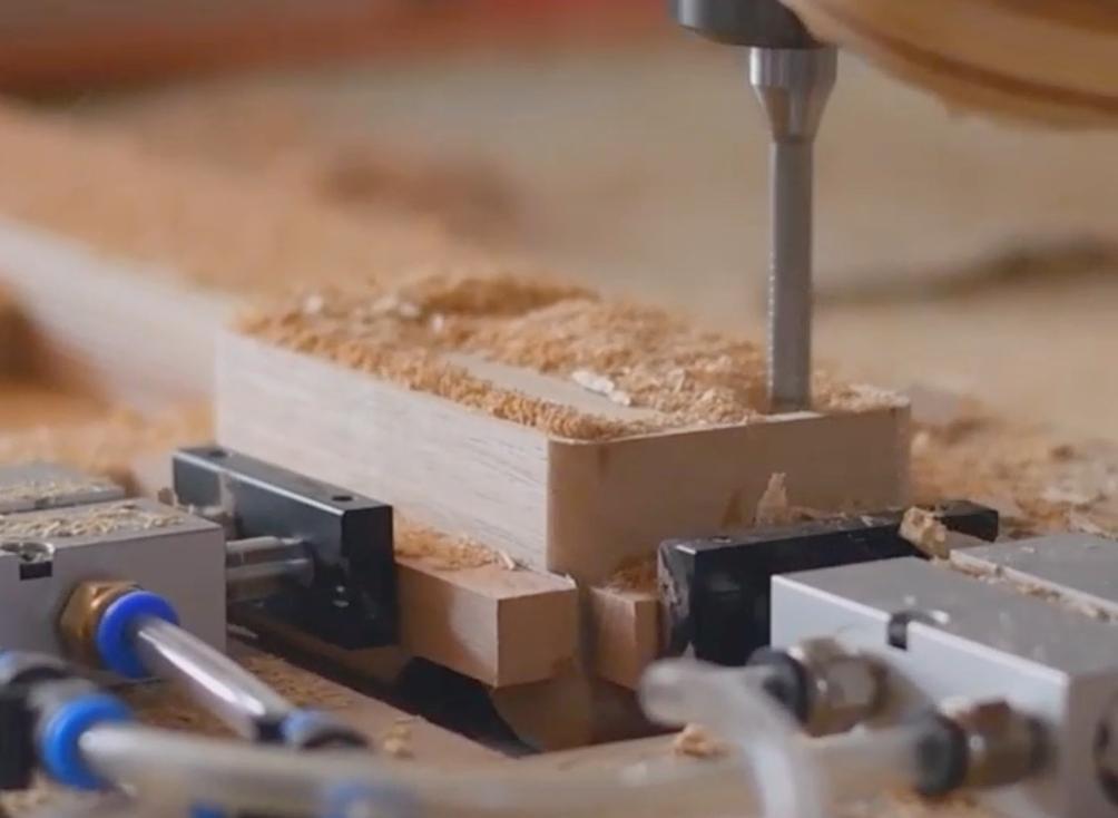 Rotierendes Loch für Holzplattenschnitt