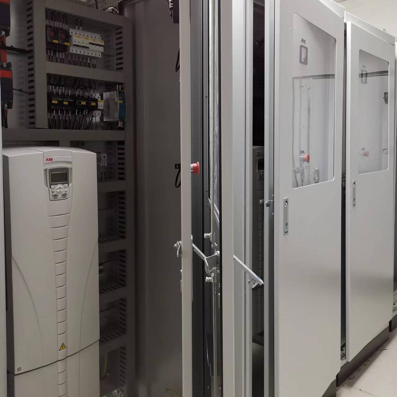 Які переваги пропонують шафи керування з регулюванням частоти обертання двигуна для промислового обладнання змінної швидкості?