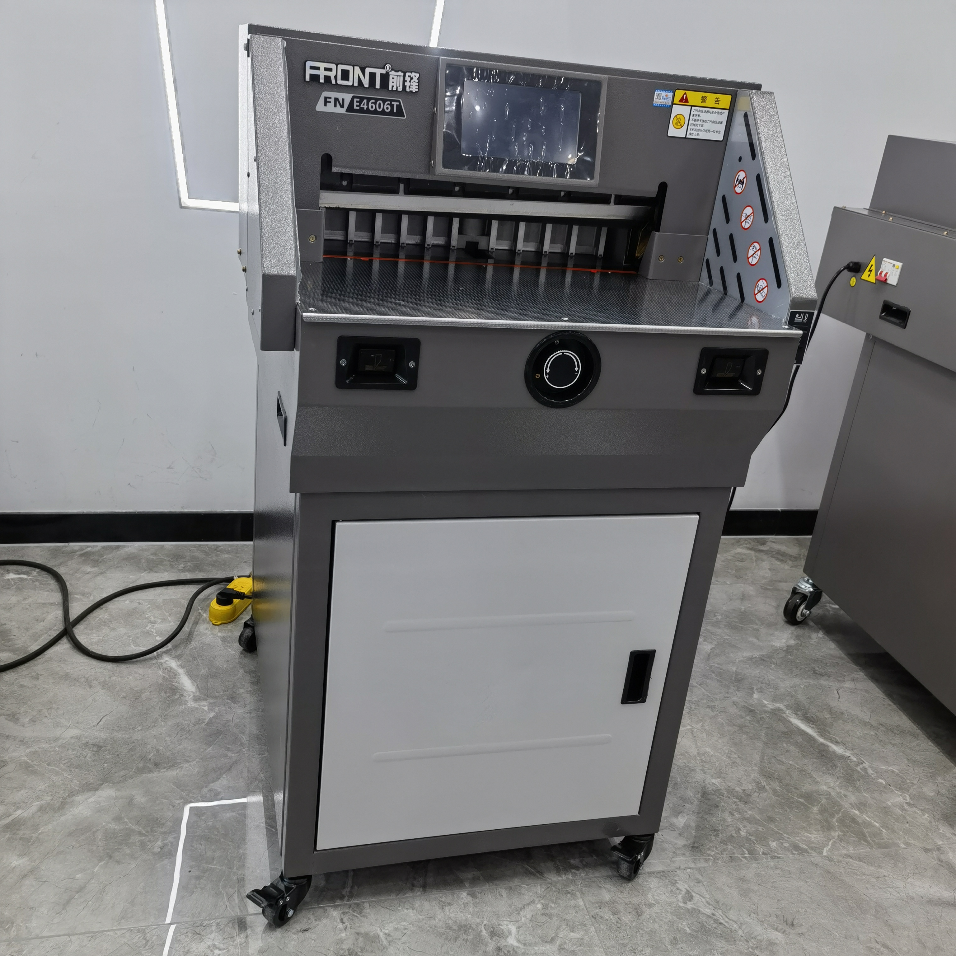 Maximize cutting capacity with a large paper guillotine