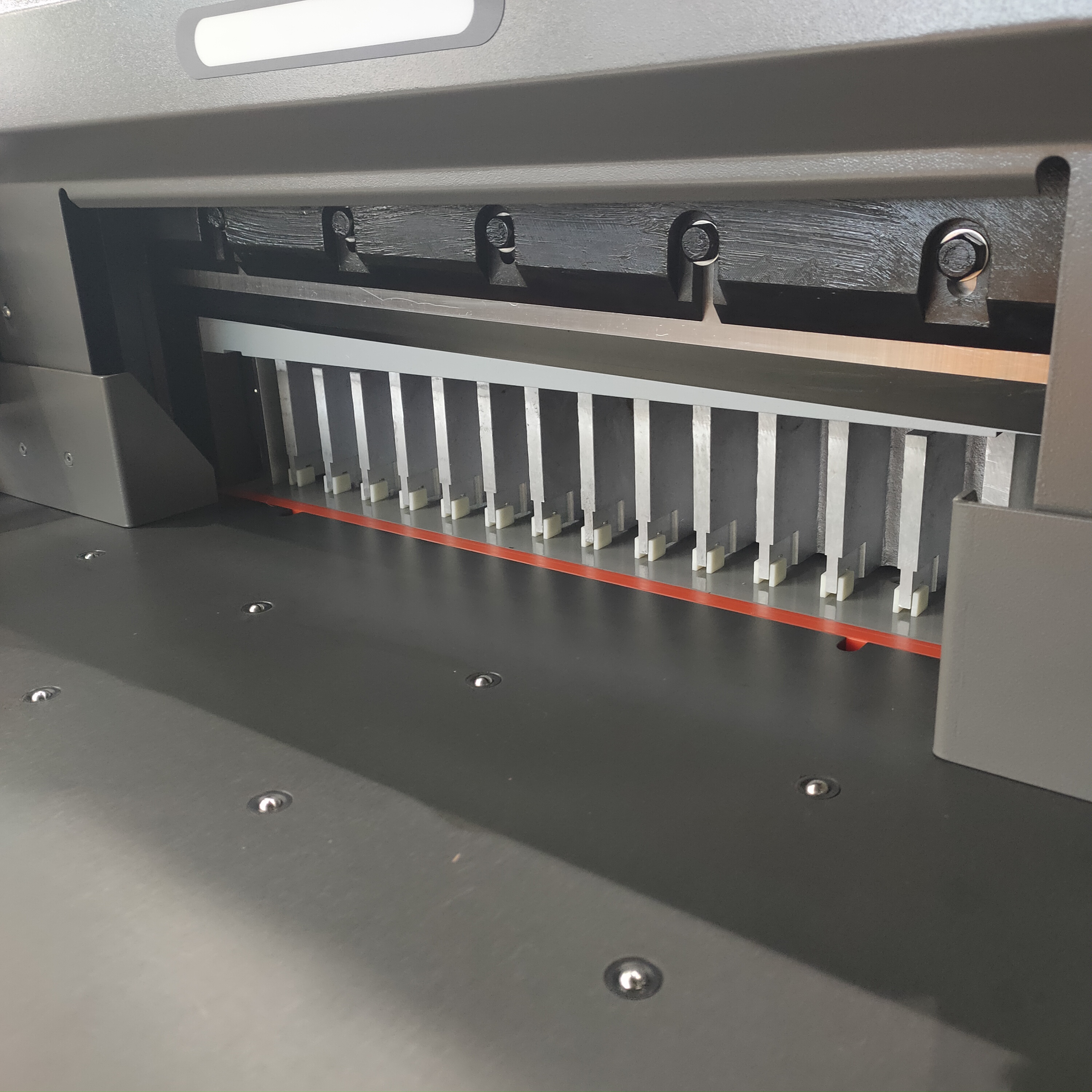 Hvad er fordelene ved at bruge metal papirklippere frem for plastmodeller?