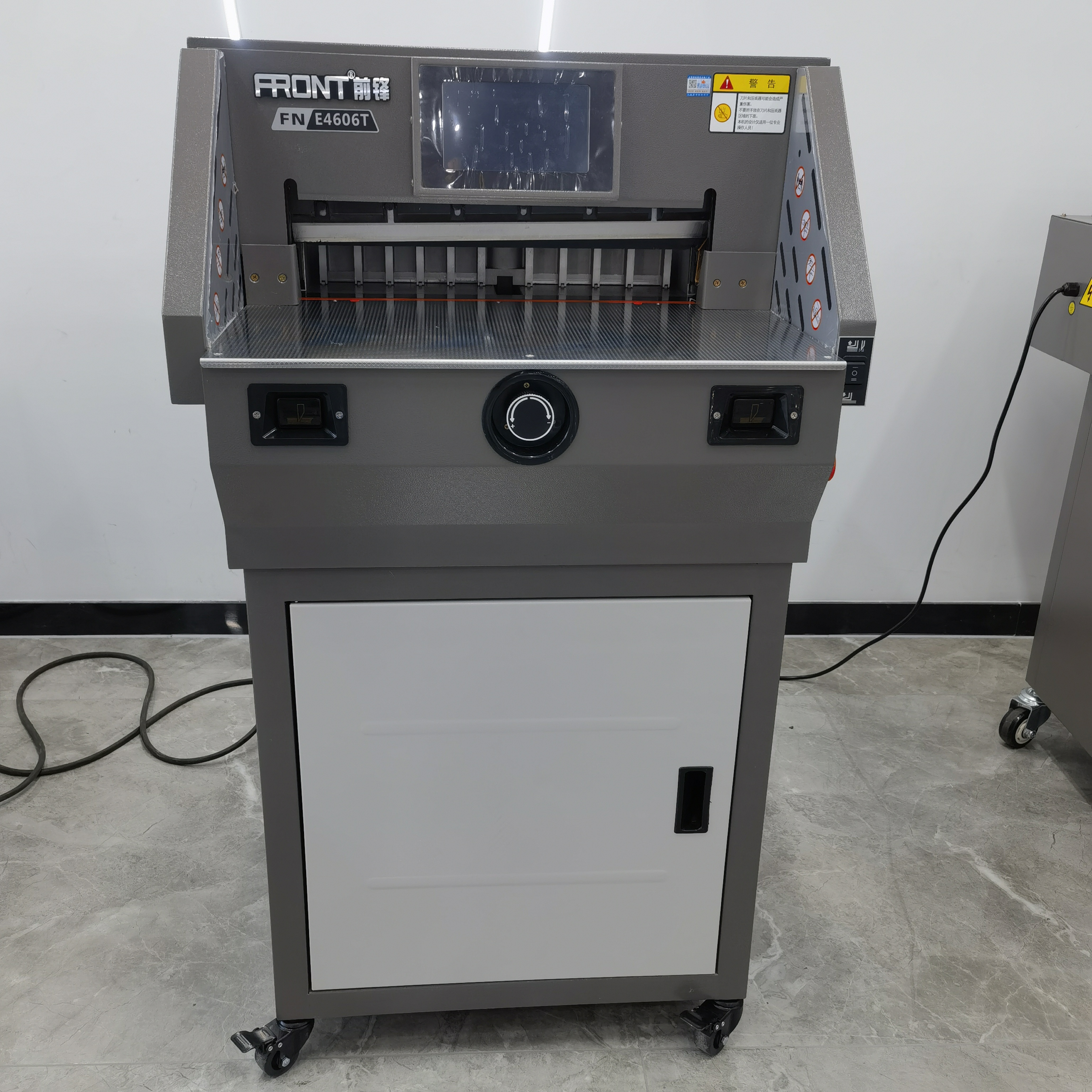 Streamline your paper cutting process with a large guillotine