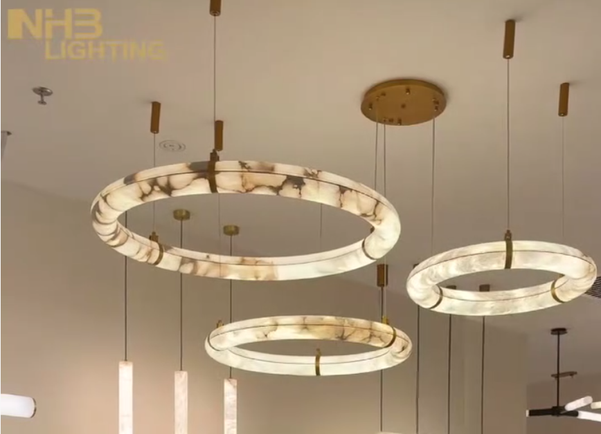 Bienvenue dans la salle d’exposition NHB Lighting – Éclairages en albâtre et laiton