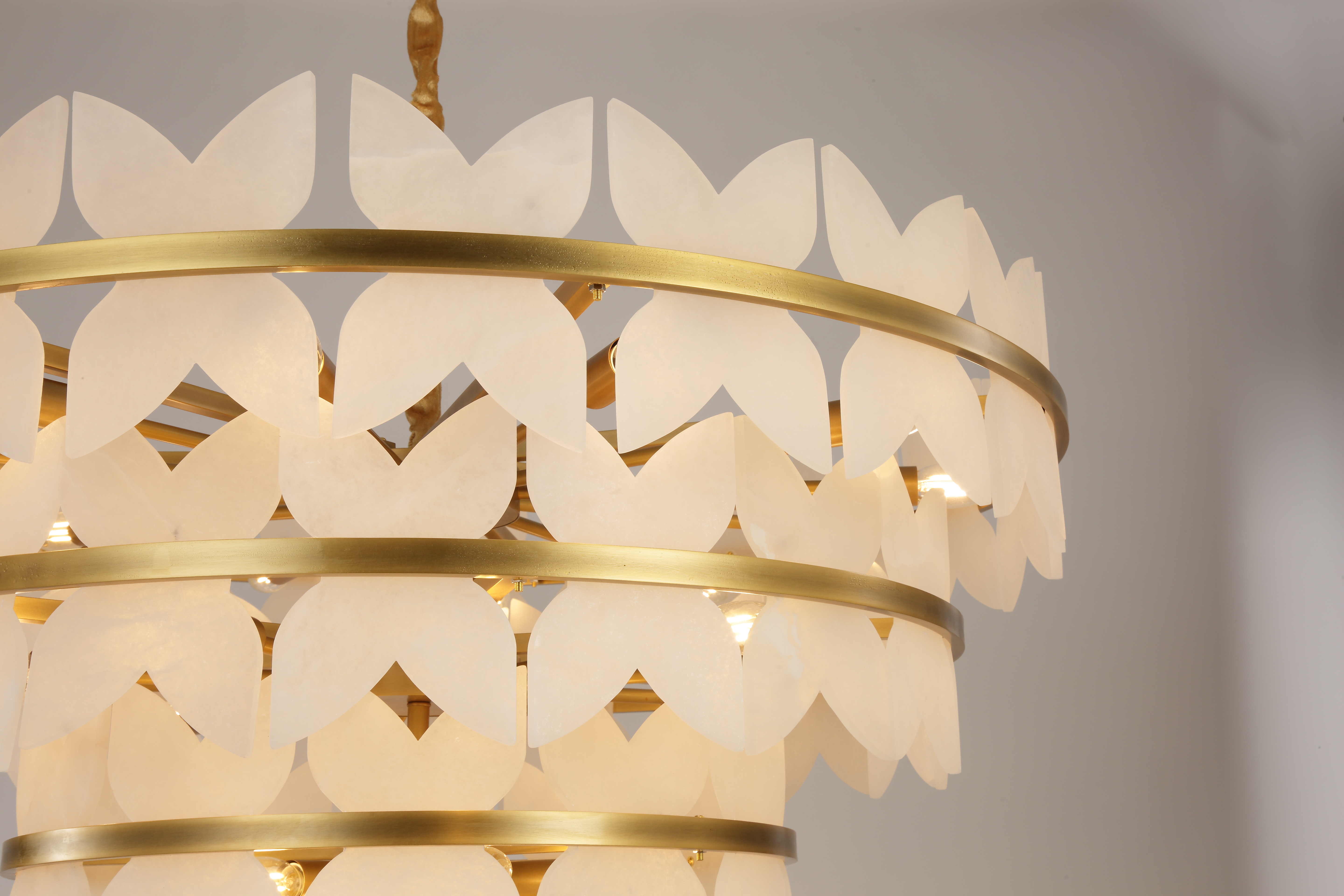 Aplique de techo NHB Lighting en alabastro español | Diseño de cuatro niveles y cobre macizo | Latón cepillado | Ø980 x H650 mm