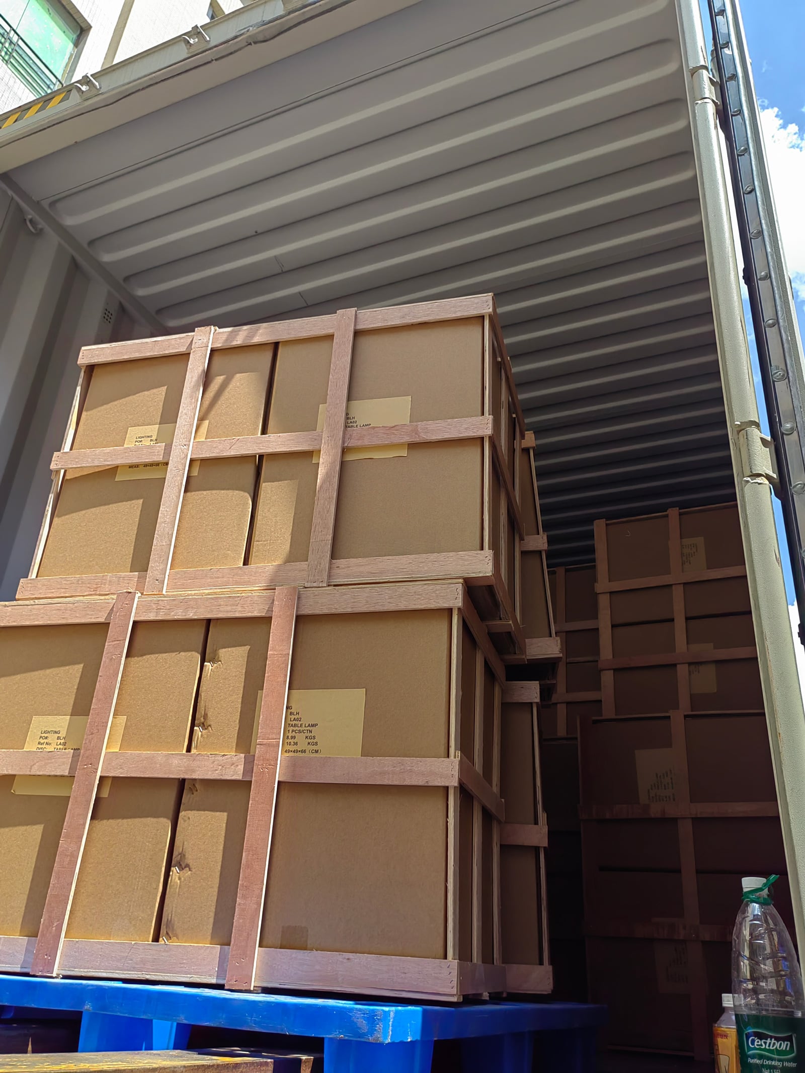 NHB Lighting Successfully Ships a 40HQ Container to the United States03.jpg