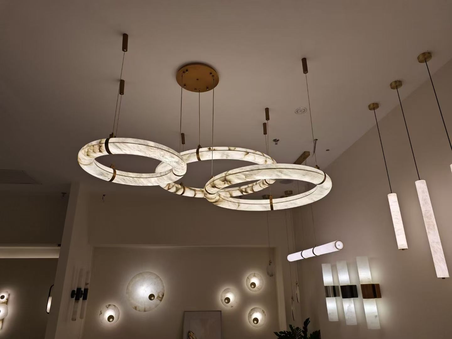 How to Tell If a Lamp Is Alabaster or Marble