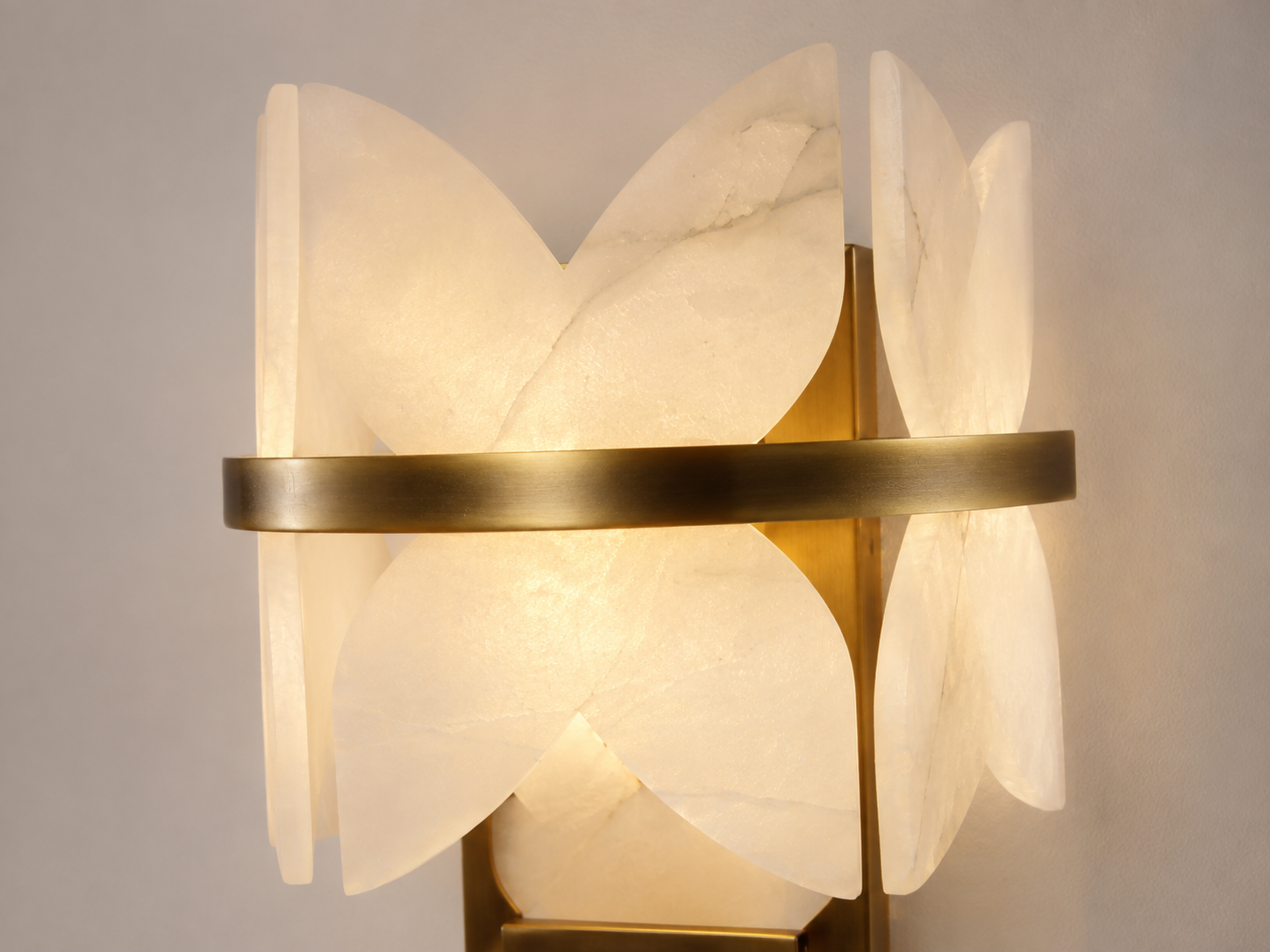 Aplique de pared NHB Lighting en alabastro español con forma de mariposa | Latón cepillado | A260 x P158 x H340 mm