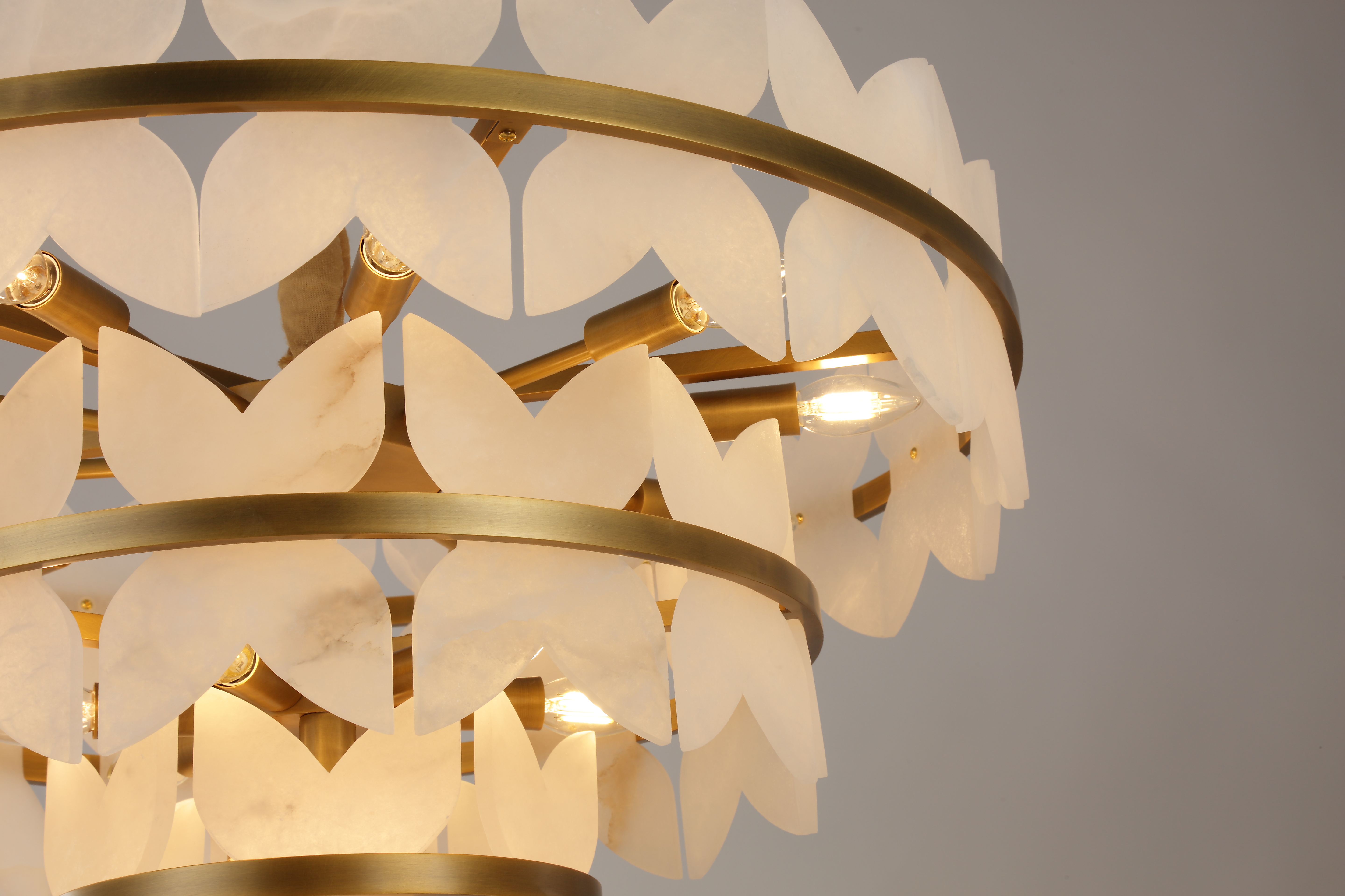 Aplique de techo NHB Lighting en alabastro español | Diseño de tres niveles y cobre macizo | Latón cepillado | Ø800 x H500 mm